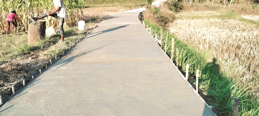 UNTUK PETANI: Pembangunan rabat beton untuk JUT di Dusun Sorak. (PUSILAN UNTUK JPRM)