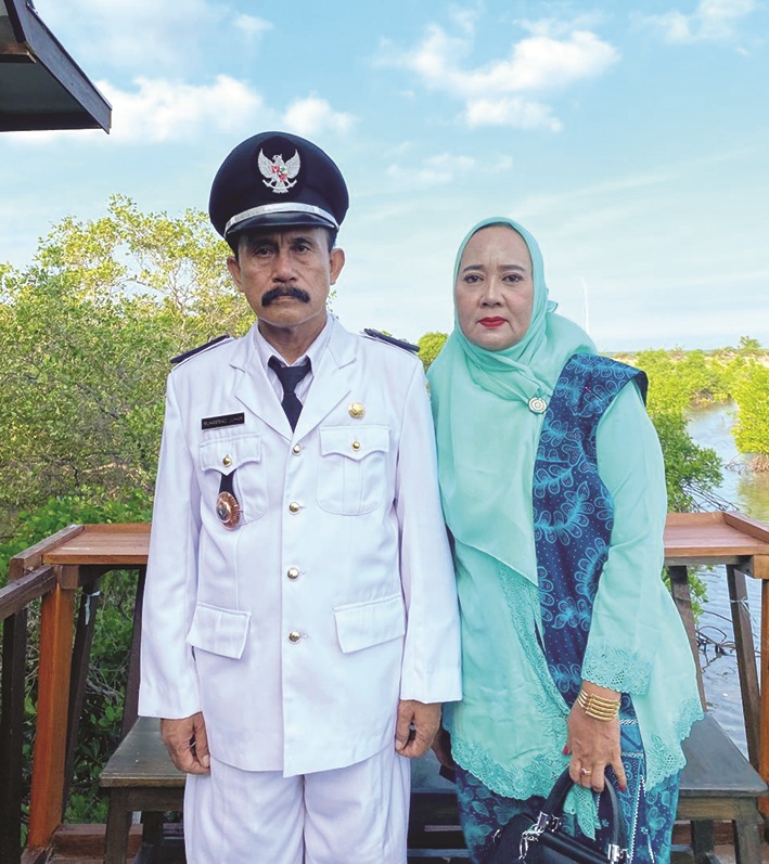 SERASI: Kepala Desa Gunung Rancak Mohammad Juhar berpose dengan istri tercinta. (PEMDES GUNUNG RANCAK UNTUK JPRM)