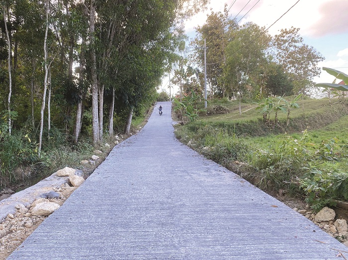 BERMANFAAT: Warga melintasi jalan yang baru dibangun di Dusun Nangger, Desa Gunung Rancak, Robatal, Sampang, Senin (29/7). (PEMDES GUNUNG RANCAK UNTUK JPRM)