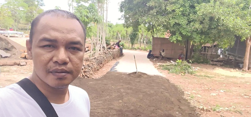 TINJAU LOKASI: Pendamping Desa Sokobanah Daya Suadi memantau pengerjaan pengaspalan beberapa waktu lalu. (FARHAN UNTUK JPRM)