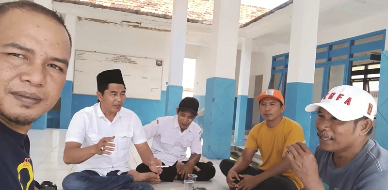 URUN REMBUK: Pj Kades Sokobanah Daya Farhan (dua dari kiri) saat koordinasi untuk pekerjaan lapen di desanya. (FARHAN UNTUK JPRM)