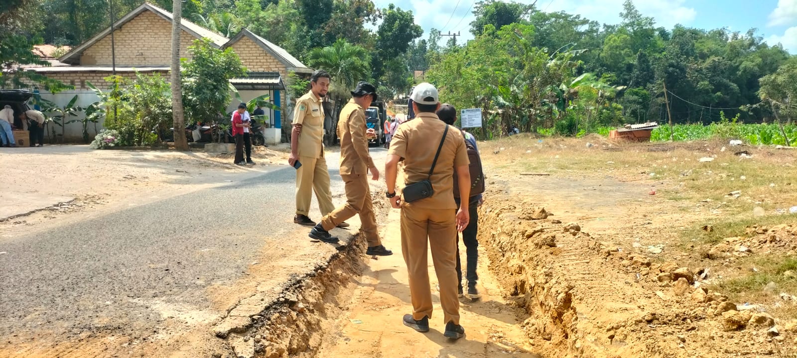 PROSES: Beberapa petugas melakukan pengukuran pelebaran Jalan Bajur sampai Sana Laok.