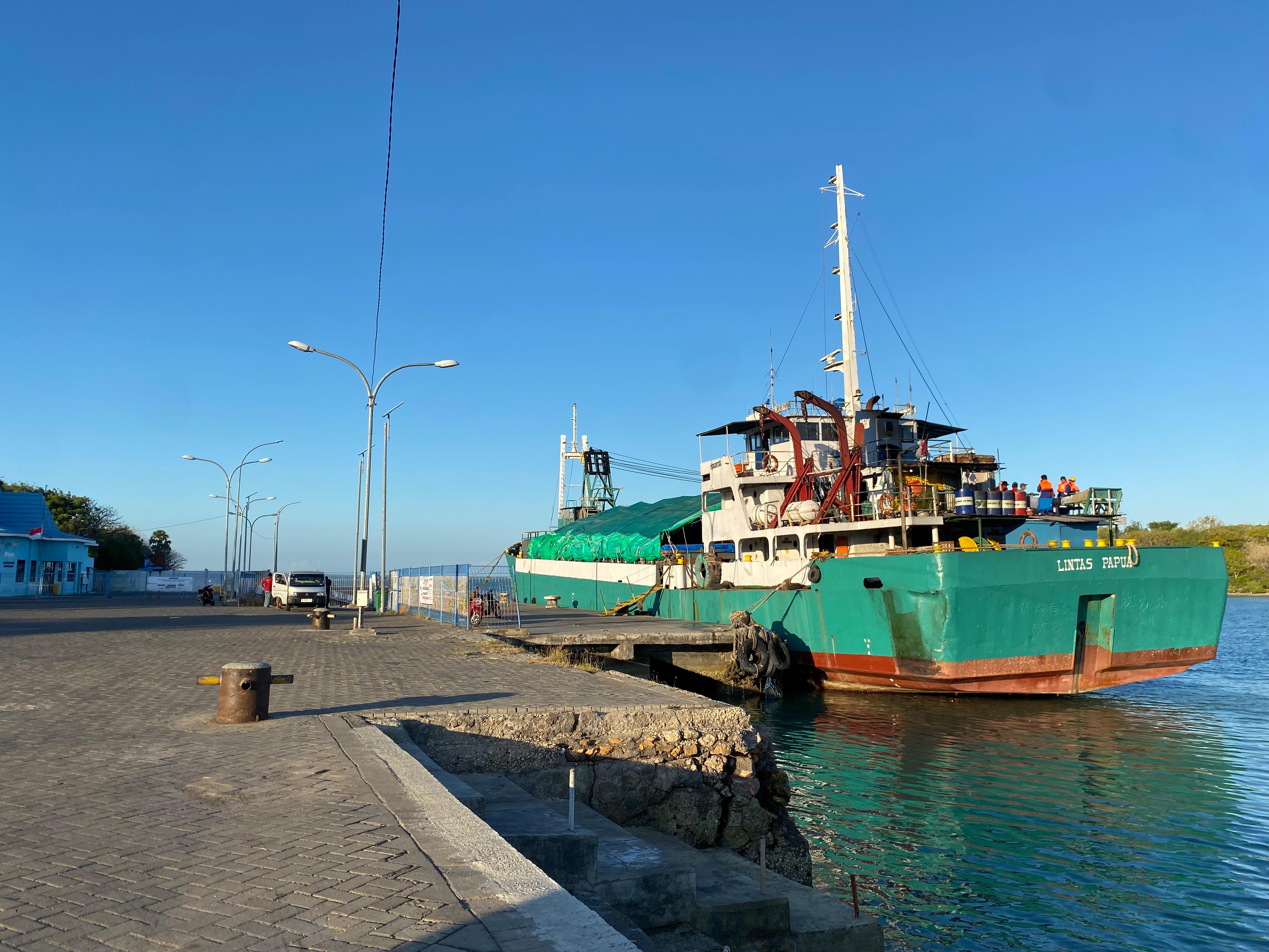 SEPI: Pelabuhan Indonesia (Pelindo) III Kalianget, Sumenep, sepi dari aktivitas pelayaran. Hanya terlihat kapal perintis di dermaga, Senin (29/7). (MOH. JUNAIDI/JPRM)