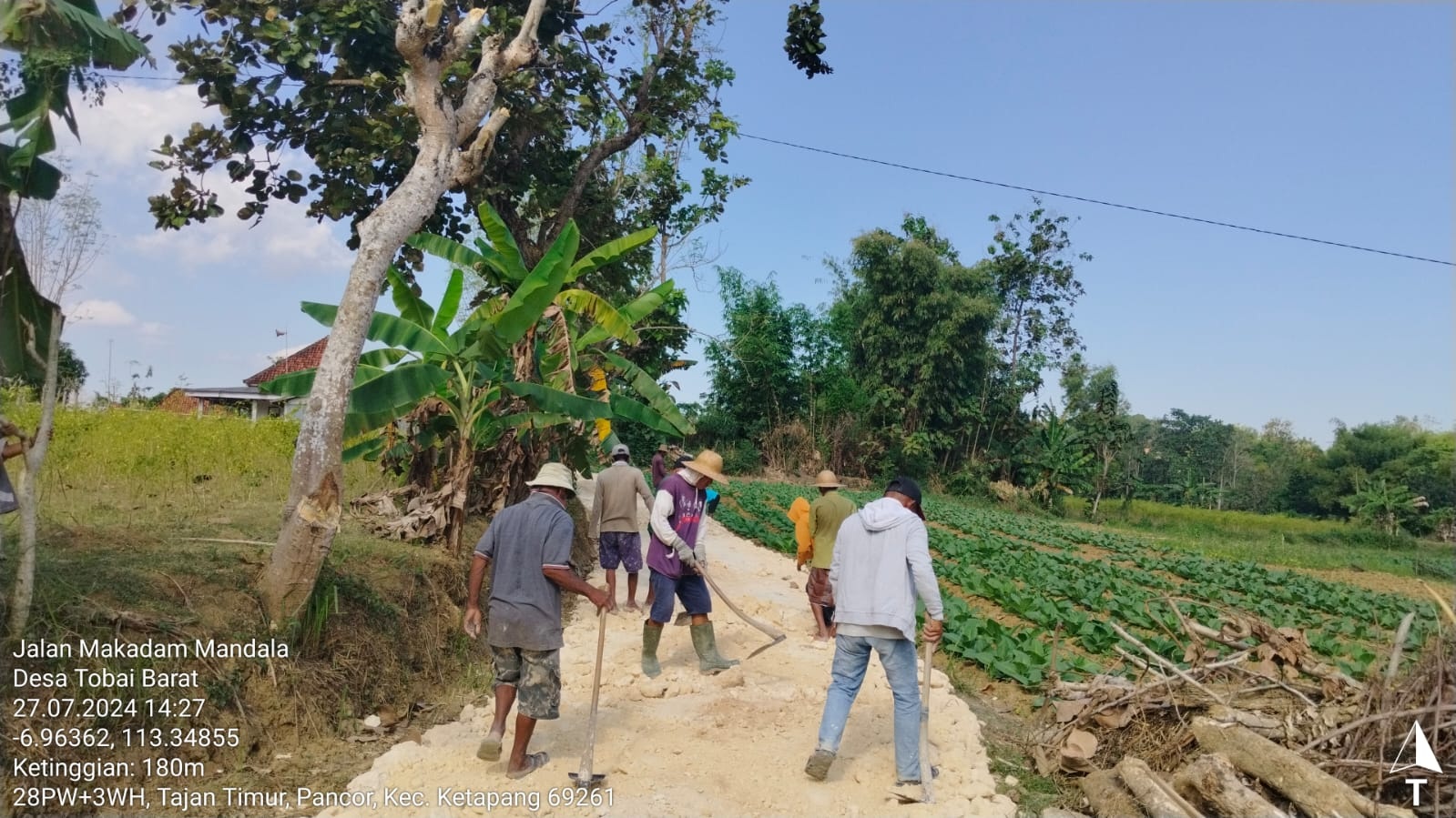 GIAT: Pekerja sedang mengerjakan pembangunan makadam di jalan Dusun Mandala, Desa Tobai Timur, Kecamatan Sokobanah, Sampang, Sabtu (27/7).