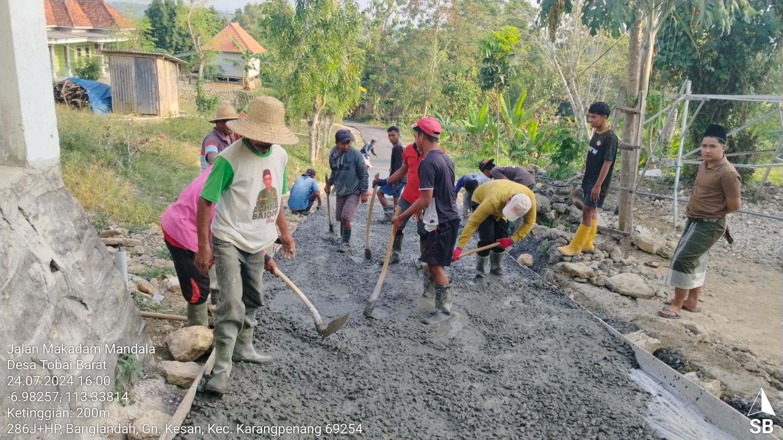 ANYAR: Pekerja sedang menyelesaikan pembangunan makadam di jalan Dusun Mandala, Desa Tobai Barat, Kecamatan Sokobanah, Sampang, Rabu (24/7). (PEMDES TOBAI BARAT UNTUK JPRM)