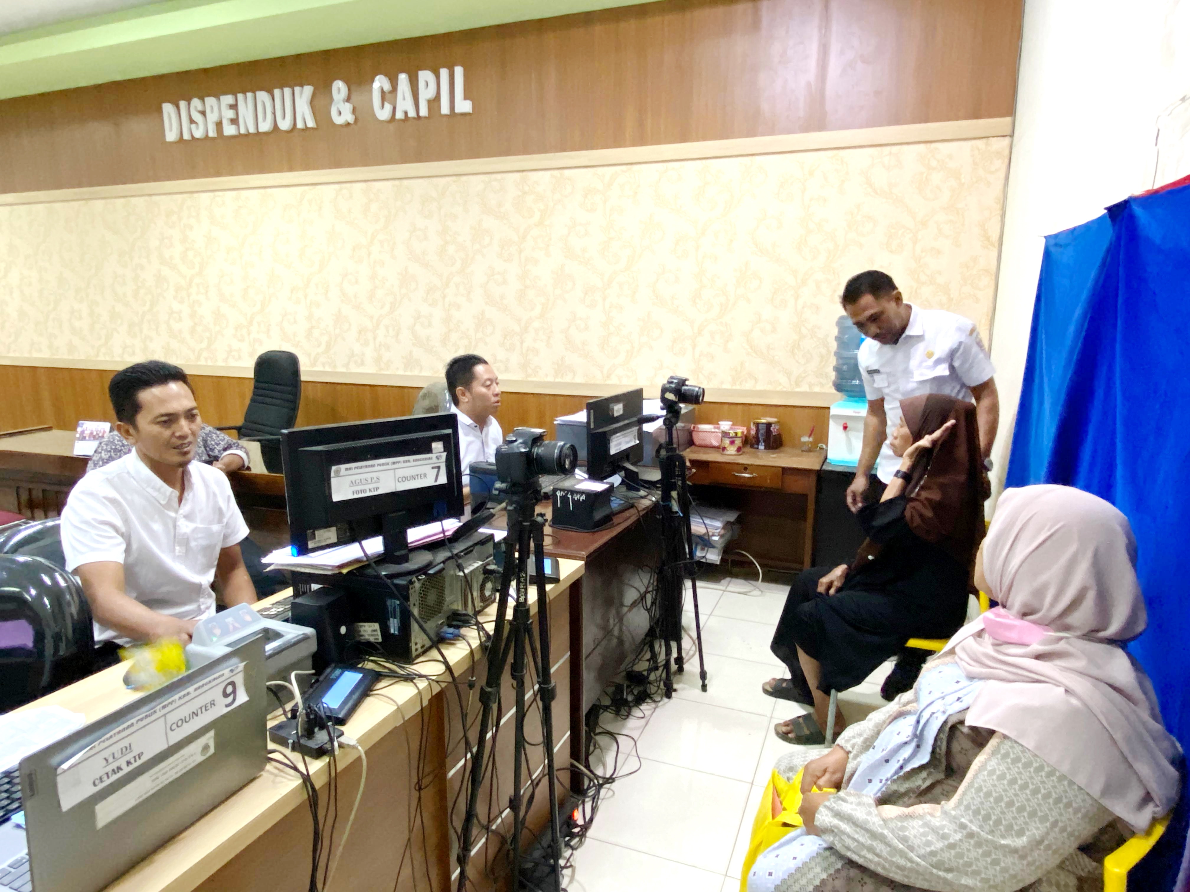JEJAK DIGITAL: Petugas membantu perekaman KTP di MPP Bangkalan Plaza, Senin (29/7). (AYU LATIFAH/JPRM)