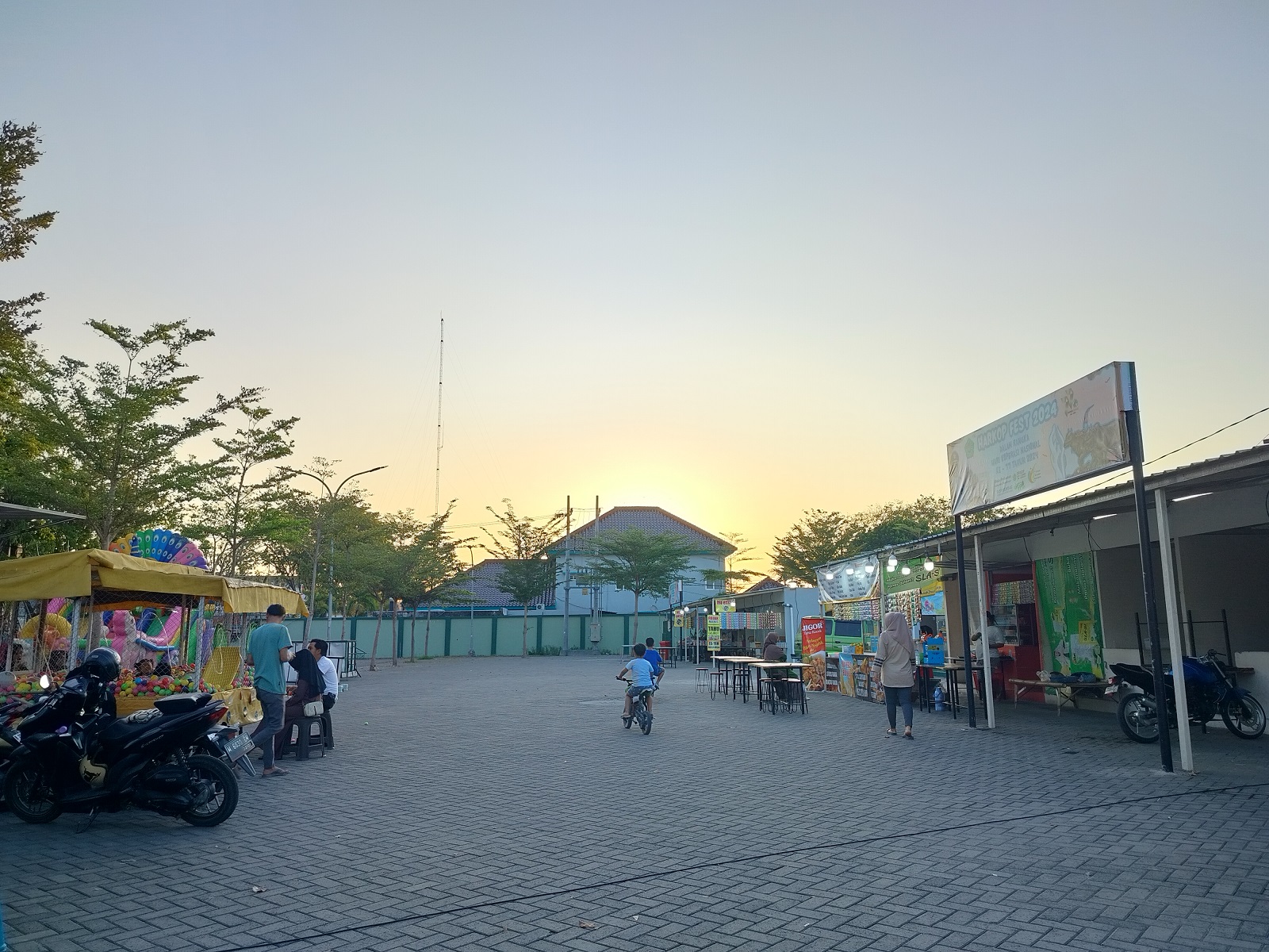 RAMAI: Beberapa warga berada di sentra PKL Food Colony Pamekasan Minggu (28/7).