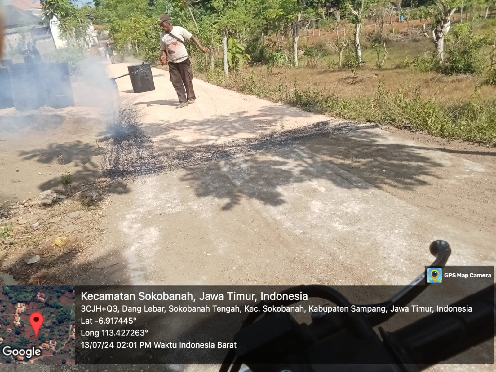 DIBANGUN: Pekerja sedang mengaspal jalan di Desa Tamberu Daya, Kecamatan Sokobanah, Sampang, beberapa waktu lalu.