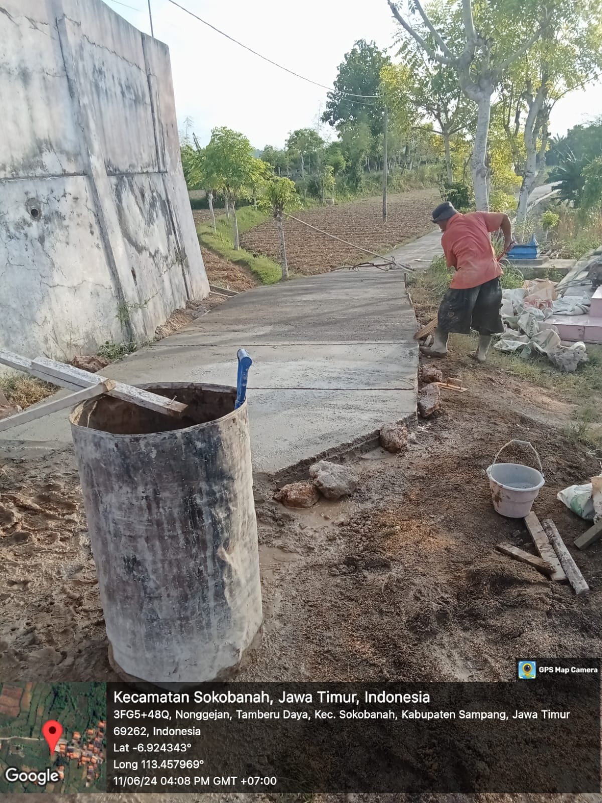 INFRASTRUKTUR: Pekerja sedang menyelesaikan pekerjaan rabat beton di Desa Tamberu Daya, Kecamatan Sokobanah, Sampang.