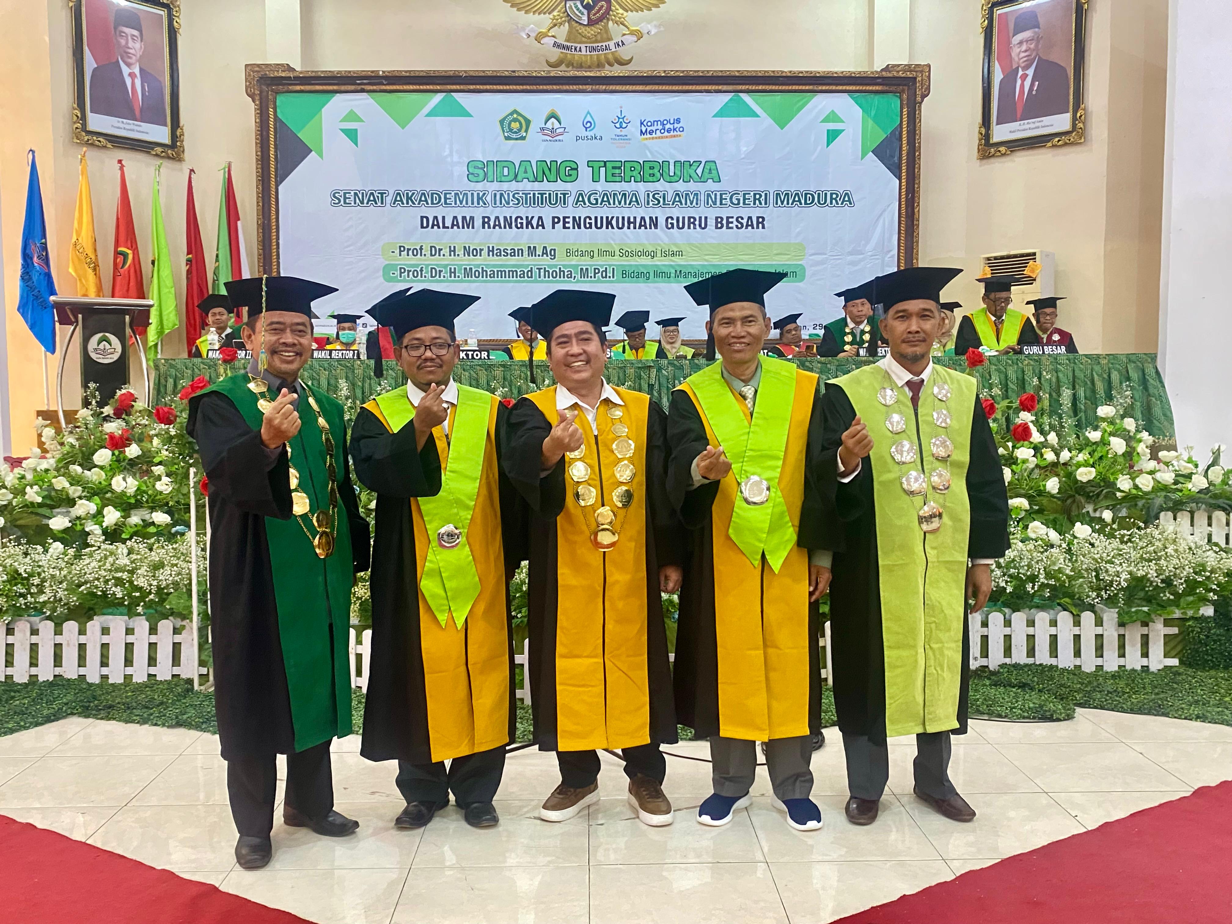 BAHAGIA: Rektor IAIN Madura Saiful Hadi, Guru Besar Mohammad Thoha, Direktur Diktis Kemenag RI A. Zainul Hamdi, Guru Besar Nor Hasan, dan Ketua Senat IAIN Madura Achmad Muhlis berfoto bersama, Senin.