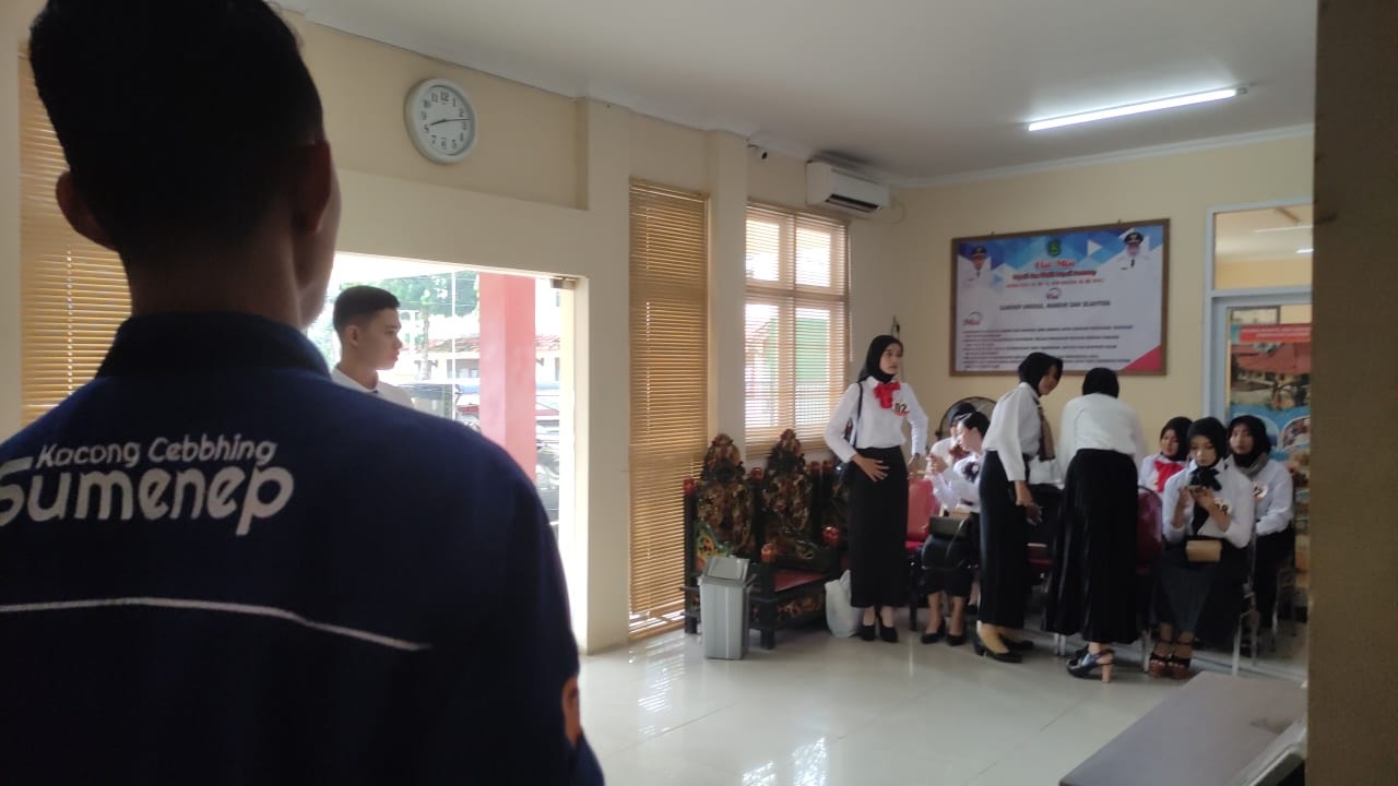 SELEKTIF: Sejumlah finalis kacong-cebbing sedang mengikuti seleksi di kantor Disbudporapar Sumenep pada Februari 2023.