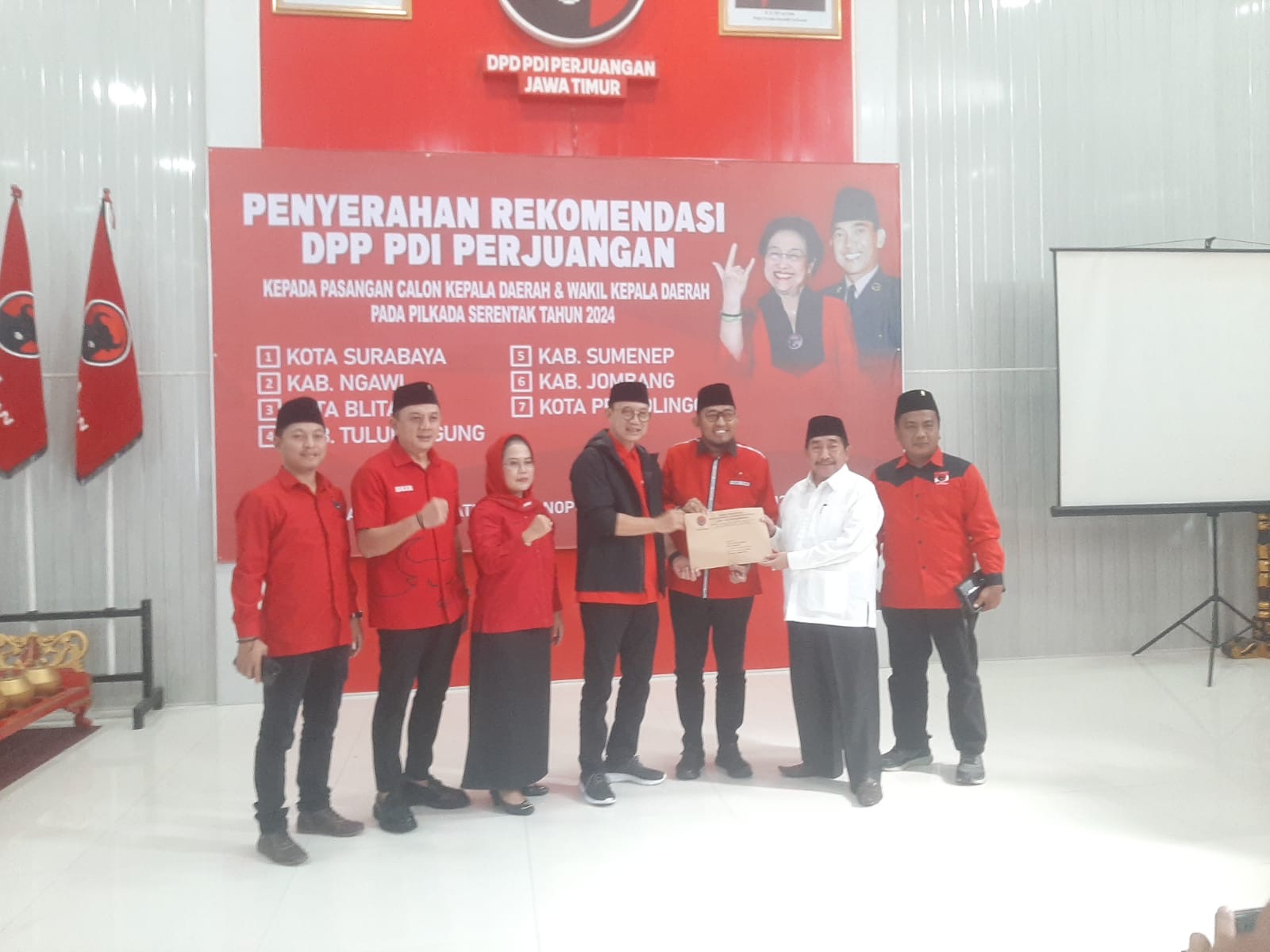 Achmad Fauzi Wongsojudo (tiga dari kanan) dan Ketua DPC PKB KH Imam Hasyim (dua dari kanan) menerima surat rekomendasi dari Plh DPD PDI Perjuangan Jawa Timur Budi Sulistyono, Selasa (30/7).