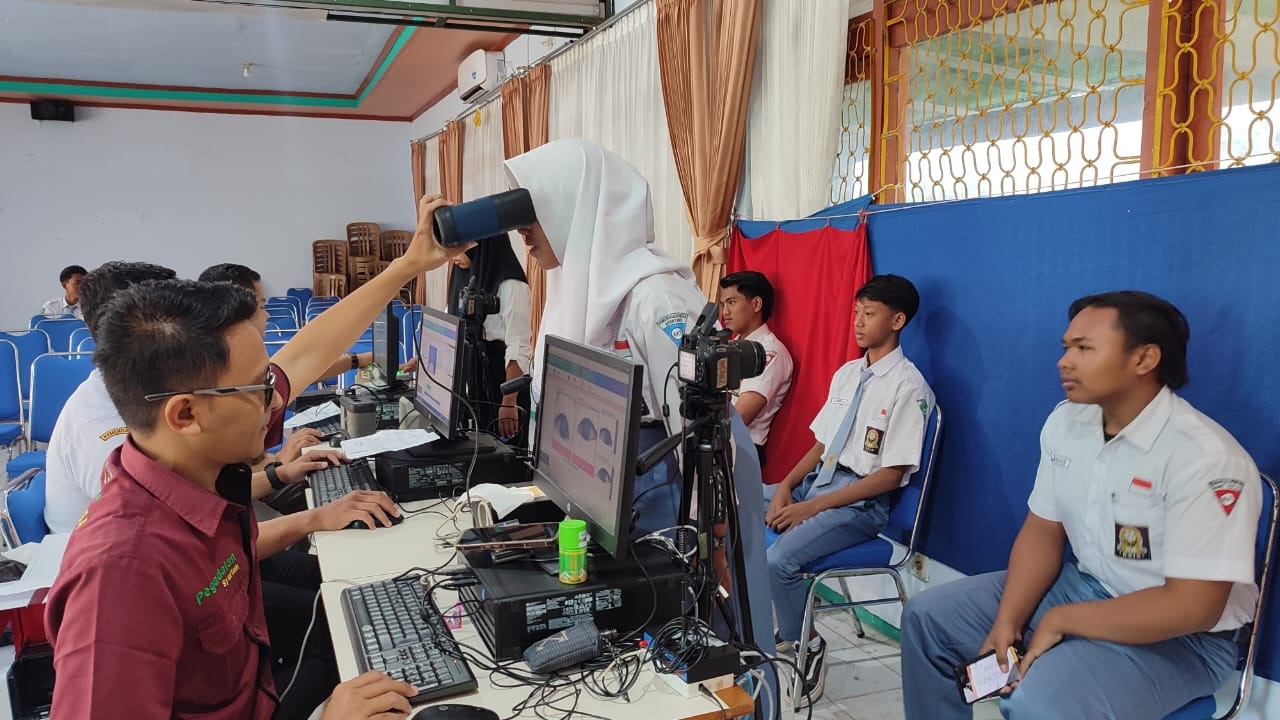 IDENTITAS: Petugas Disdukcapil Pamekasan melakukan perekaman e-KTP kepada siswa SMKN 1 Pamekasan, Selasa (30/7). (LAILIYATUN NURIYAH/JPRM)