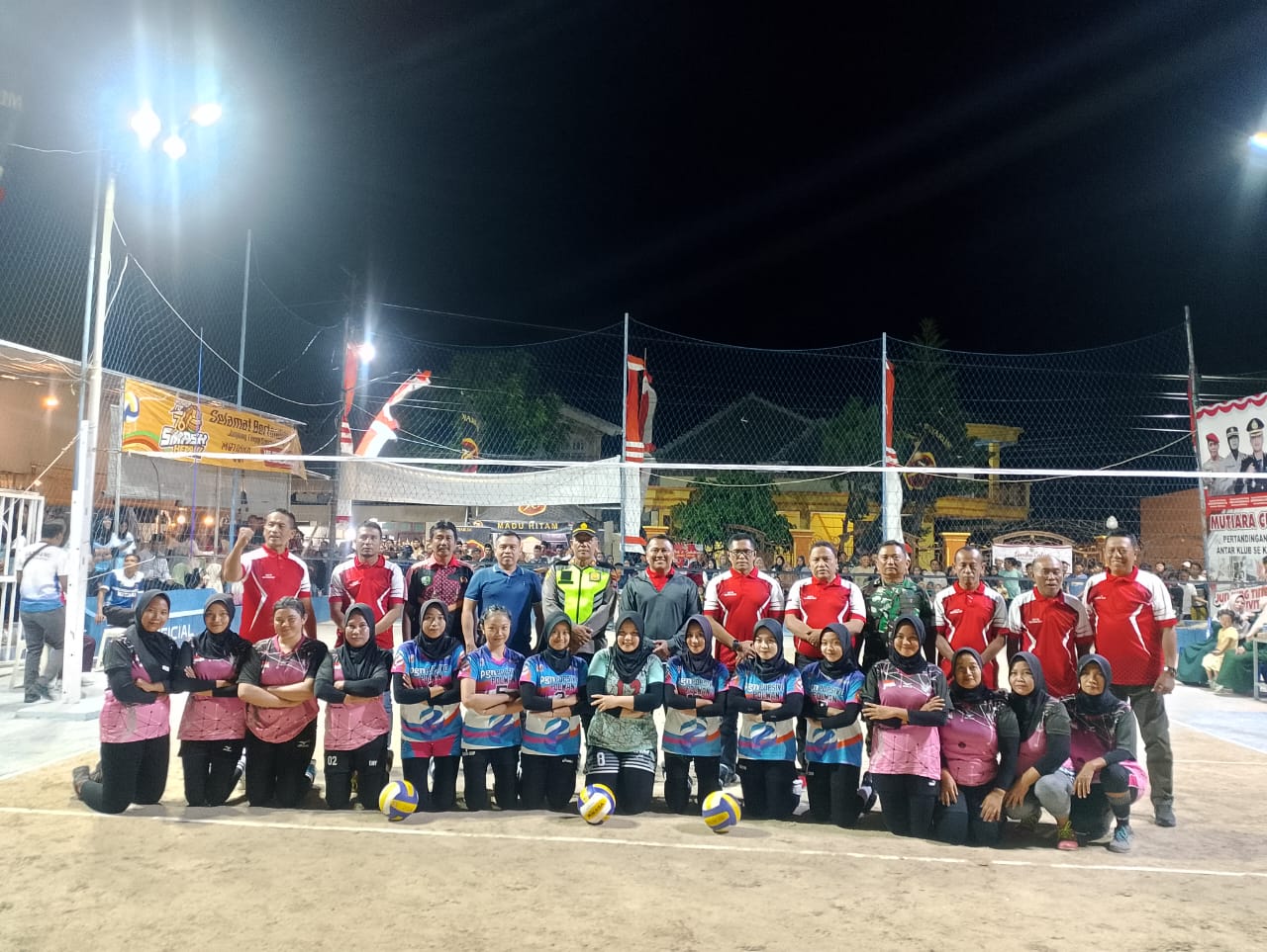 RESMI: Para peserta turnamen bola voli foto bersama Panitia pelaksana, aparat kepolisian, dan Kodim Sampang di lapangan PBV Mutiara Sampang, Selasa (30/7).