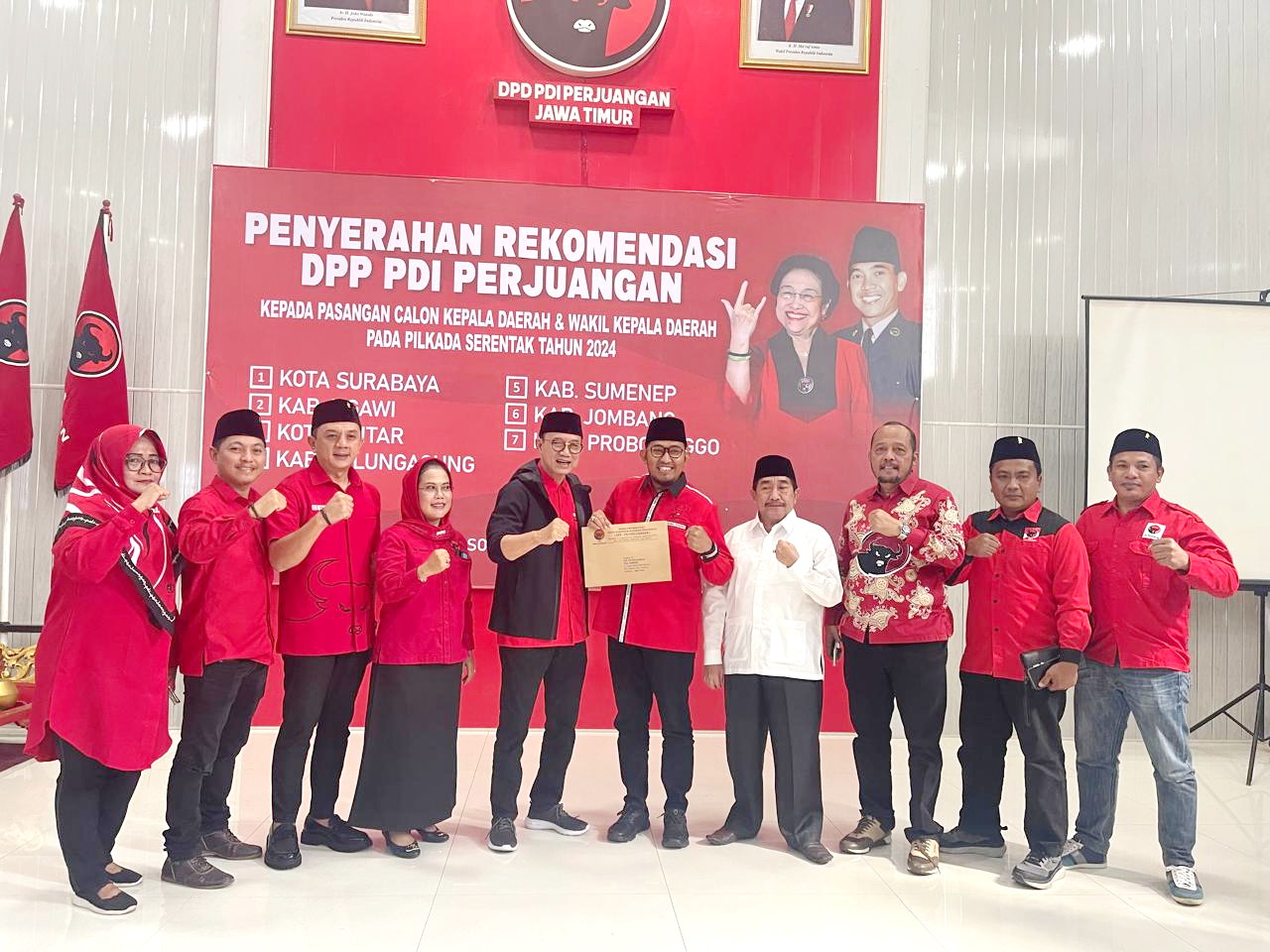 RESMI: Achmad Fauzi Wongsojudo (tengah) dan KH Imam Hasyim (kemeja putih) berfoto bersama seusai menerima rekomendasi DPP PDI Perjuangan di Surabaya, Selasa (30/7). (PDI PERJUANGAN UNTUK JPRM)