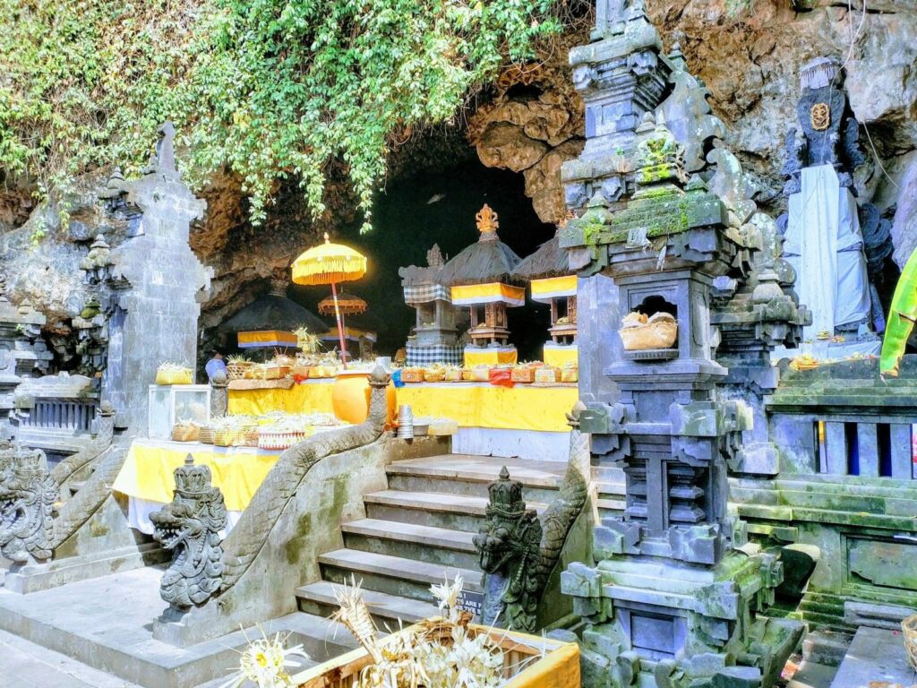 Goa Lawah yang ada di Bali
