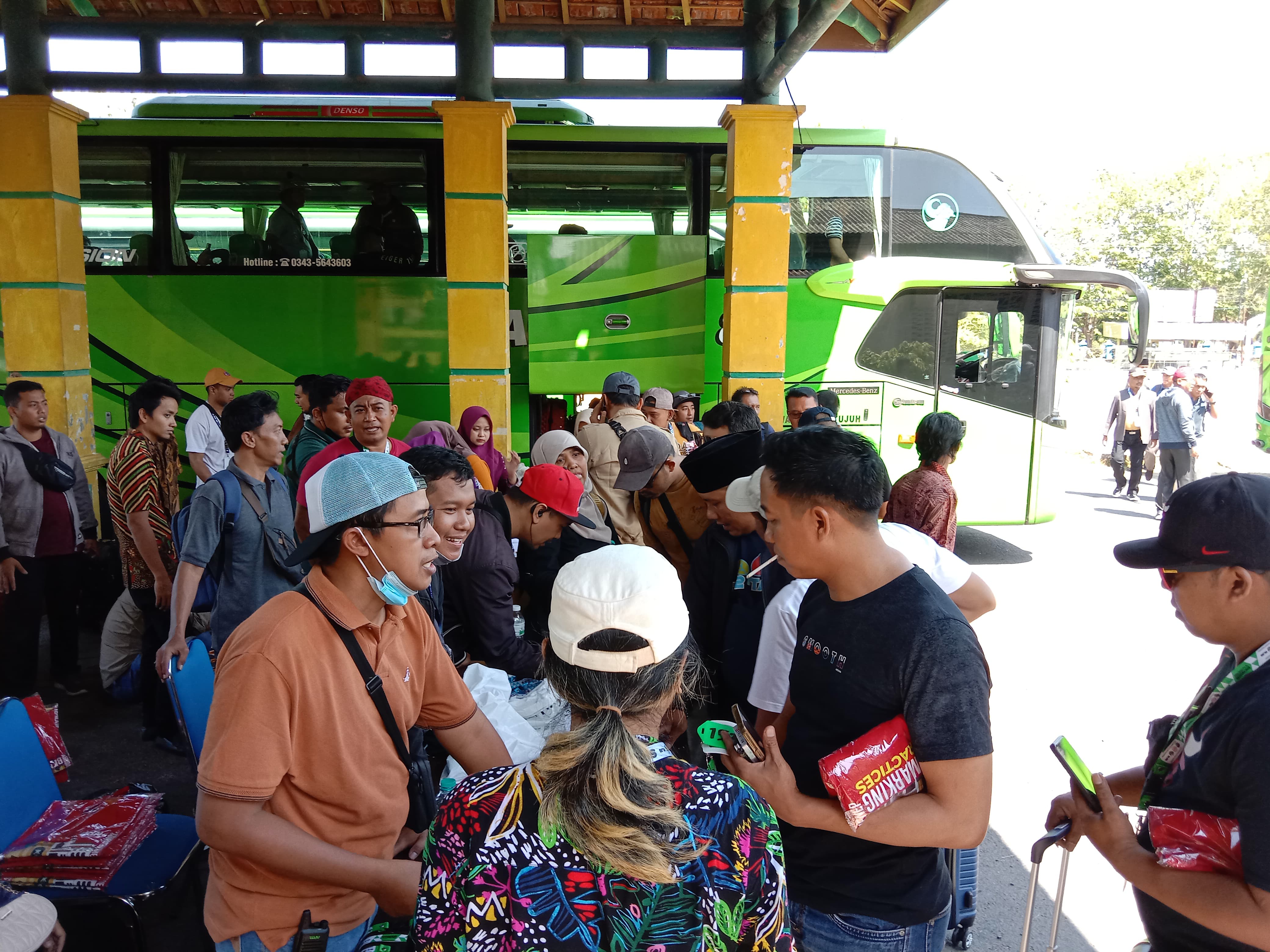 JADI SOROTAN: Peserta program peningkatan kepala desa bersiap berangkat di Stadion A. Yani Sumenep pada Kamis (25/7). (MOHAMMAD ERWIN MAULIDIN M/JPRM)