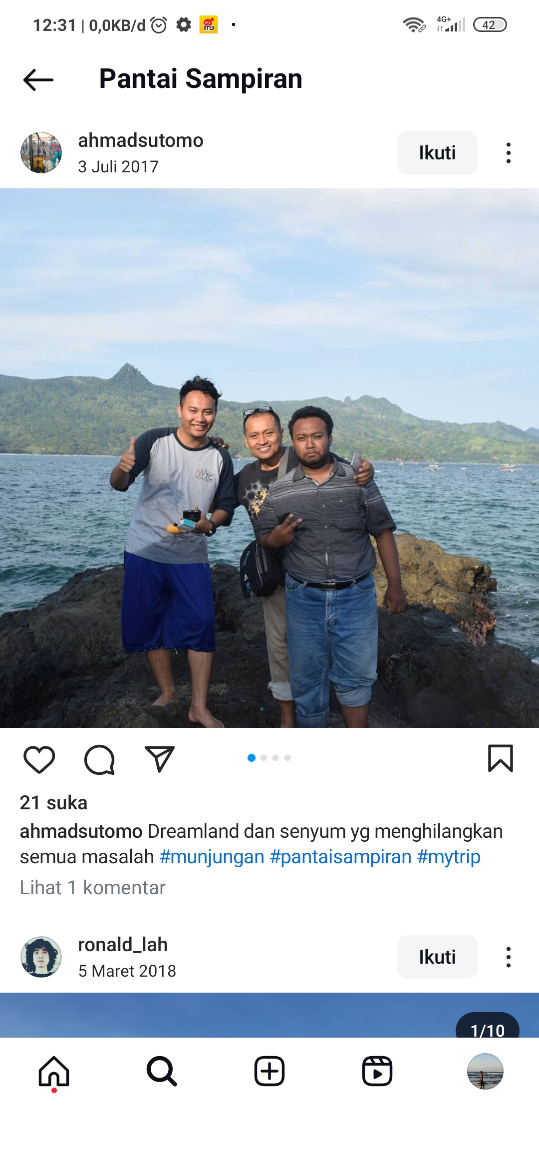 Sejumlah pengunjung menikmati keindahan Pantai Sampiran
