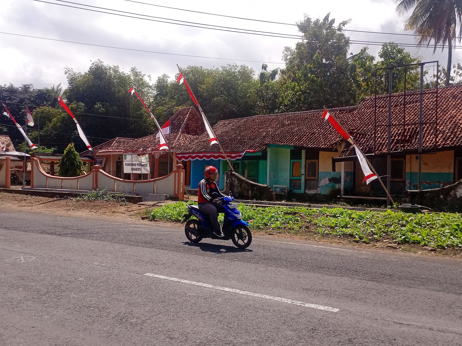 LAYANAN KESEHATAN : Kendaraan melintas di depan Pustu Daramista, Kecamatan Lenteng, Sumenep, Rabu (31/7. (MOH. LATIF/JPRM)