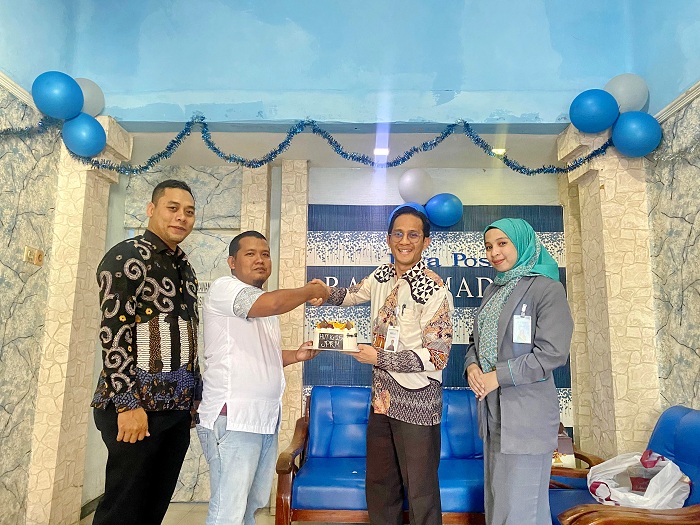 SOLID: Branch Manager BSI Pamekasan Irawan Nugroho memberikan kue kepada Kepala Biro JPRM Pamekasan Moh. Subhan dalam rangka HUT Ke-25 JPRM, Rabu (1/8).&nbsp;(LAILIYATUN NURIYAH/JPRM)
