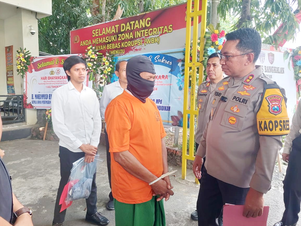 KEOK: Kapolres Bangkalan AKBP Febri Isman Jaya menginterogasi tersangka penusukan di mapolres, Senin (1/7). (ZEINAL ABIDIN/JPRM)