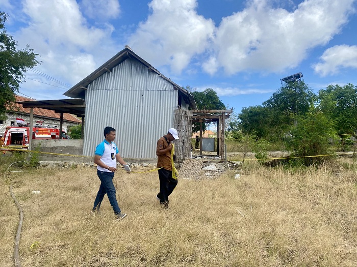 PASANG GARIS POLISI: Petugas berada di sekitar lokasi ledakan di Desa Larangan Slampar, Kecamatan Tlanakan, Pamekasan, Kamis (1/8). (MOH. IQBAL AFGANI/JPRM)