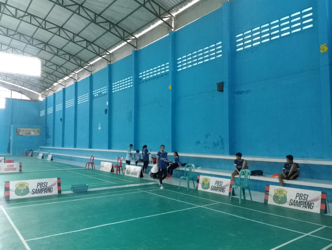 GIAT: Beberapa atlet PBSI Sampang sedang berlatih di GOR Bulu Tangkis Sampang, Jumat (21/6). (UBAIDILLAHIR RA&rsquo;IE/JPRM)