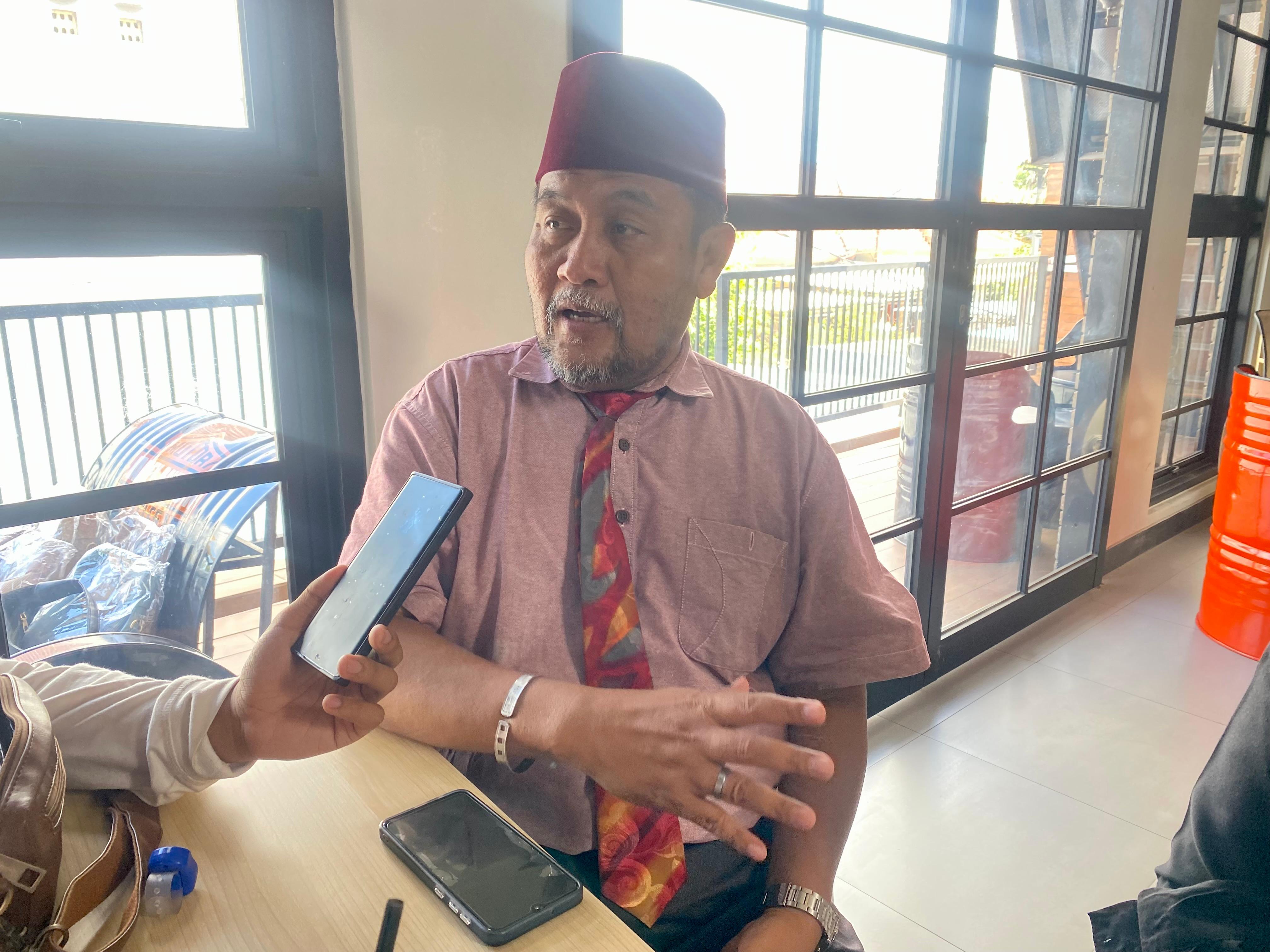 KECEWA: Supriyono selaku penasihat hukum Fathor Rachman menggelar konferensi pers di salah satu kafe di Pamekasan, Jumat (2/8). (MOH. IQBAL AFGANI/JPRM)