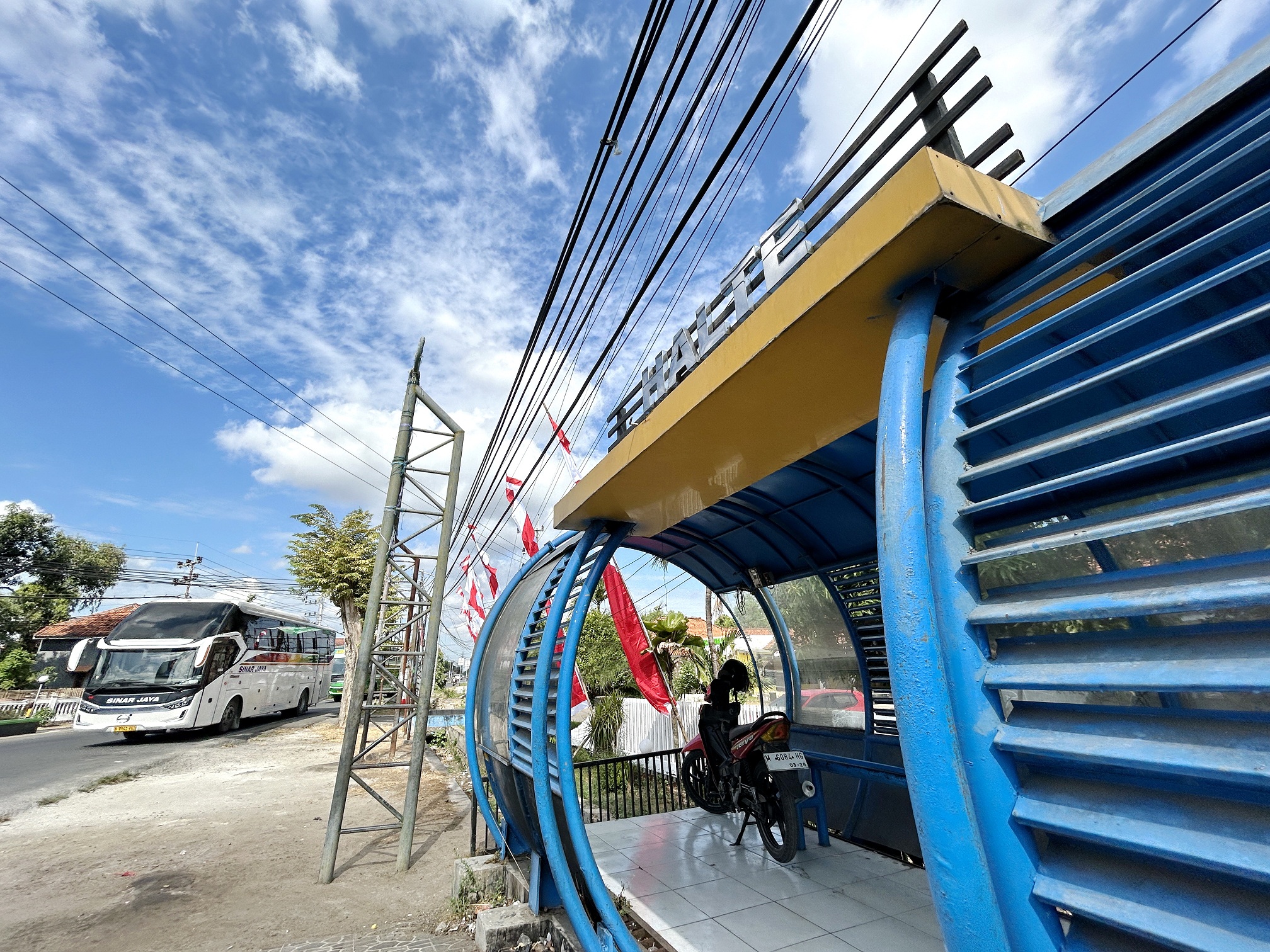 PEMBERHENTIAN: Sebuah bus melintas di depan halte yang akan dijadikan rute Trans Jatim, Jalan Raya Burneh, Bangkalan, kemarin. (VIVIN AGUSTIN HARTONO/JPRM)