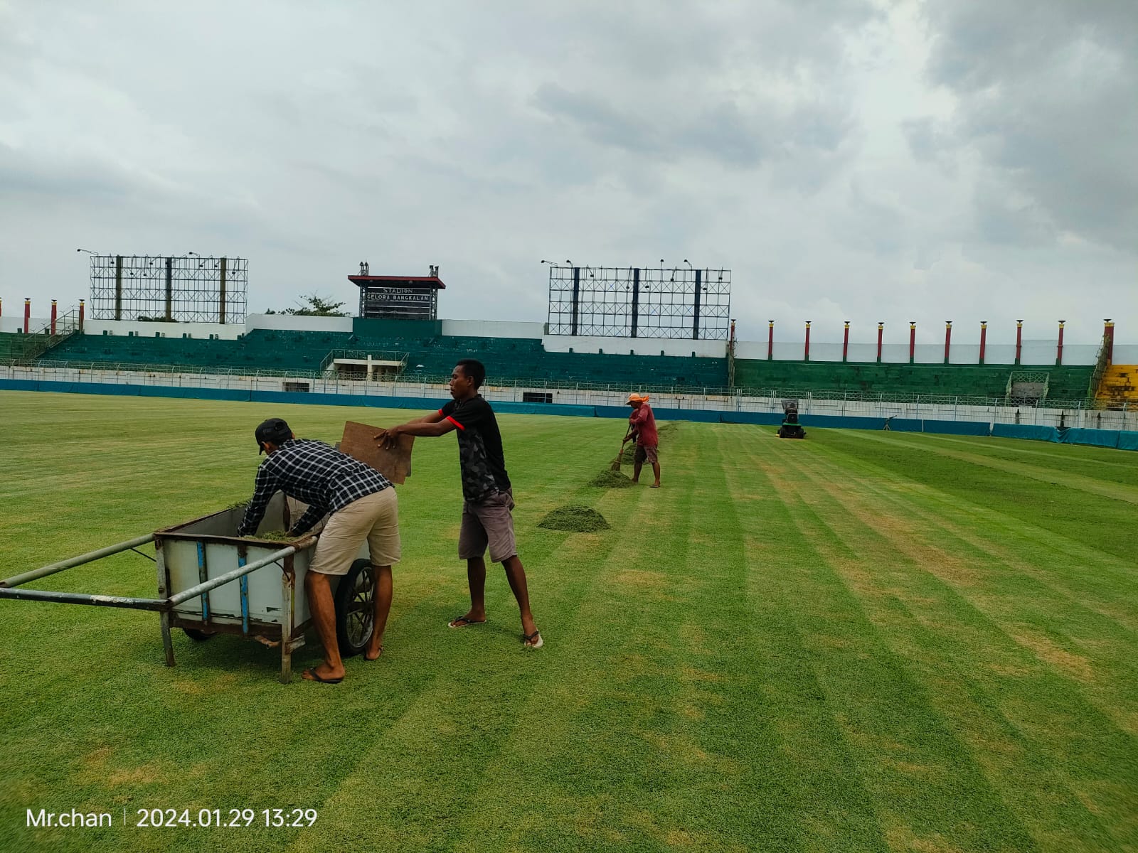 PERAWATAN: Petugas Stadion Gelora Bangkalan (SGB) tengah melakukan perawatan rumput beberapa waktu lalu.