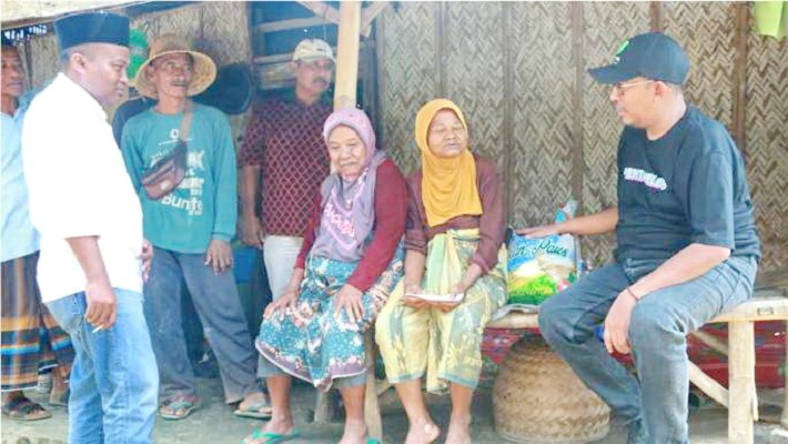 PEDULI: Bupati Achmad Fauzi Wongsojudo saat mengunjungi warga lansia di Dusun Brakas Dajah, Desa/Kecamatan Guluk-Guluk, Minggu (5/5). (MOH IQBAL/JPRM)