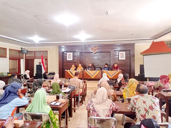 FOKUS: Perwakilan Dispendik Sumenep, Pemred JPRM, Perwakilan Kemenag Sumenep, dan Ketua Himpaudi saat pembukaan rakor lomba mewarnai di aula Diskominfo Sumenep, (3/8). (MOH. LATIF/JPRM)