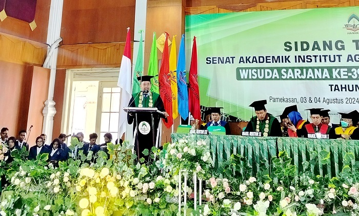 WIBAWA: Rektor IAIN Madura Dr. Saiful Hadi, M.Pd menyampaikan sambutan dalam Sidang Terbuka Wisuda Sarjana Ke-39 dan Magister Ke-19 di Gedung Bakorwil Pamekasan, Sabtu (3/8). (LAILIYATUN NURIYAH/JPRM)