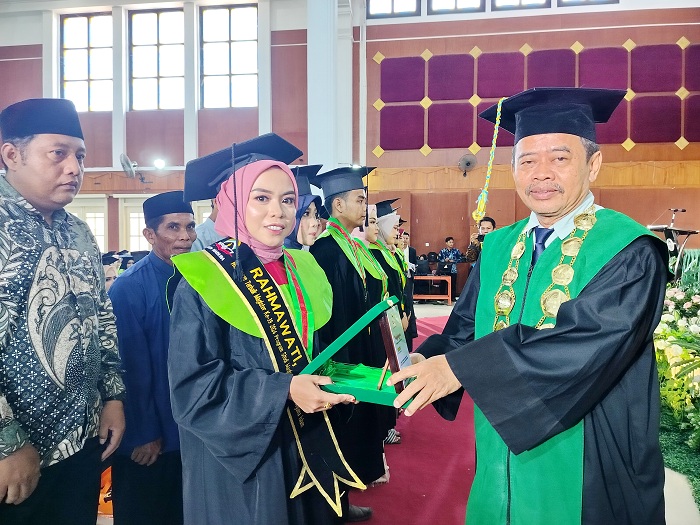 MEMBANGGAKAN: Rektor IAIN Madura Dr. Saiful Hadi, M.Pd memberikan cenderamata kepada salah satu wisudawati terbaik di Gedung Bakorwil Pamekasan, Sabtu (3/8). (LAILIYATUN NURIYAH/JPRM)