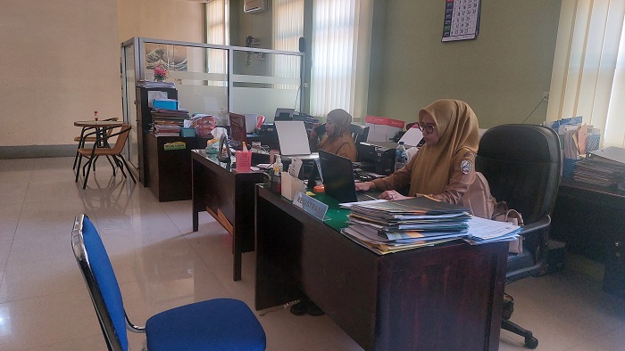 SEDANG DINAS: Pegawai siap menerima pendaftar saat berada di sekretariat pendaftaran seleksi JPT Pratama di kantor BKPSDM Sampang, Senin (29/7). (JUNAIDI PONDIYANTO/JPRM)