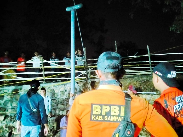SURUT: Lokasi sumur bor milik Rokip di Desa Pandan, Kecamatan Omben, Sampang, saat dipasang pipa oleh tim teknis Senin (5/8). (BPBD UNTUK JPRM)