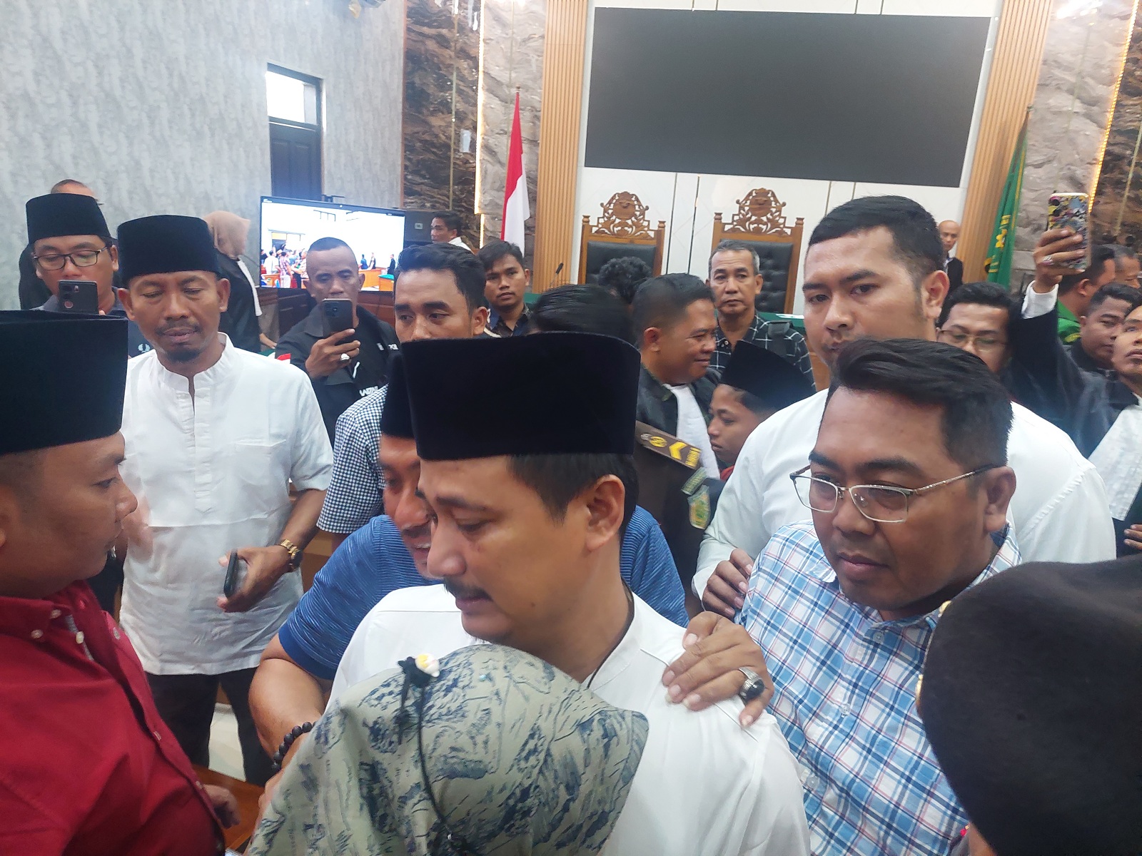 HUKUM: Hasan Basri didampingi kuasa hukum setelah sidang putusan di Pengadilan Negeri Bangkalan, Senin (5/8). (ZEINAL ABIDIN/JPRM)