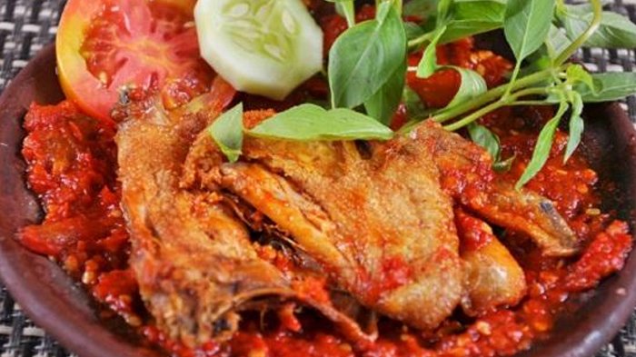 Dengan bumbu yang mudah didapat dan cara memasak yang praktis, kamu bisa menikmati Ayam Penyet yang enak dan pedas di rumah.