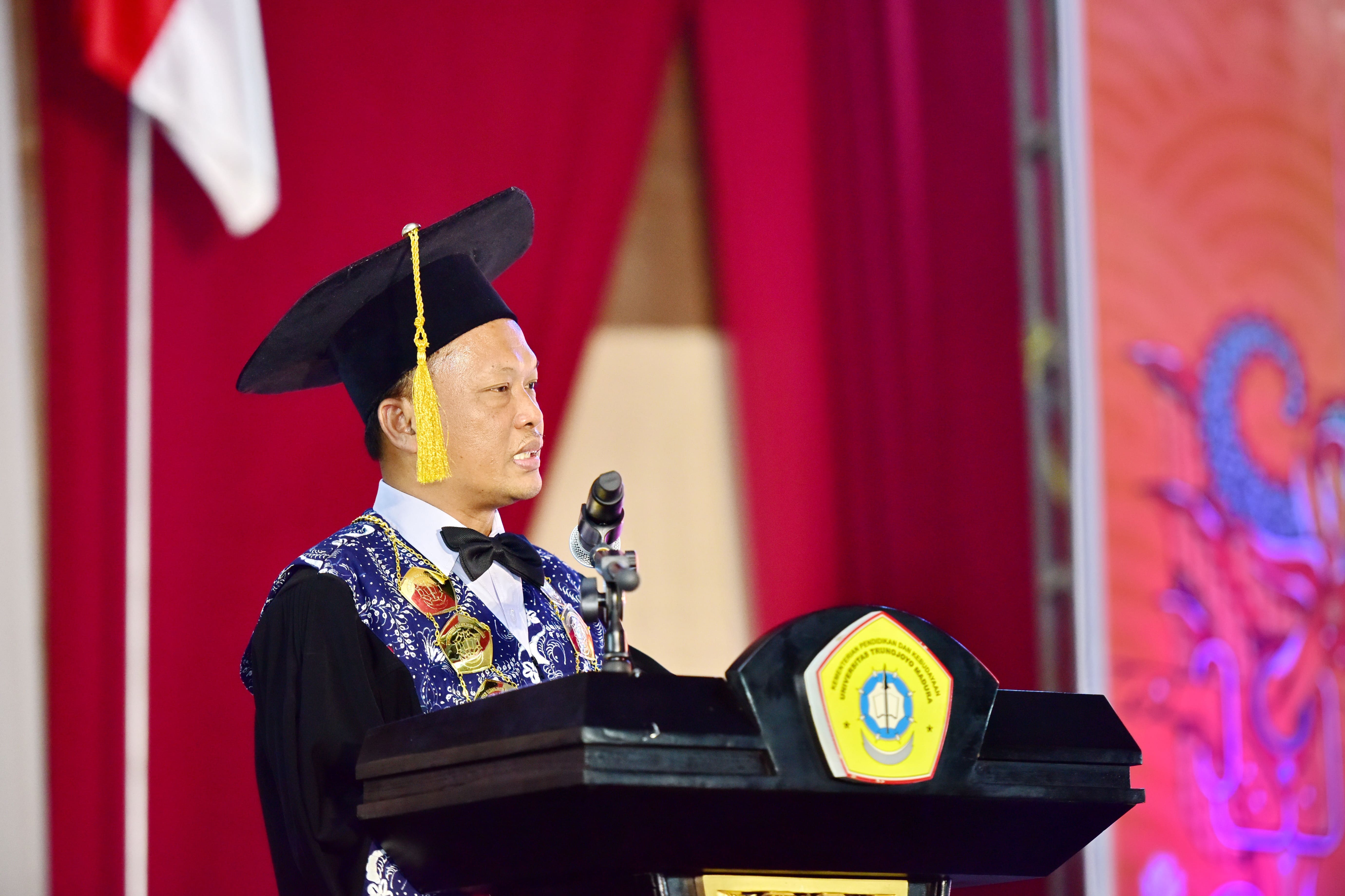 BERSAHAJA: Rektor UTM Safi menyampaikan sambutan dalam pembukaan PKKMB di Gedung R.P. Moh. Noer, Senin (5/8).