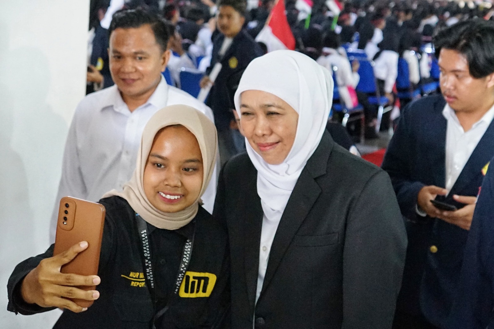 MENGINSPIRASI: Mantan Gubernur Jawa Timur Khofifah Indar Parawansa bersama mahasiswa UTM di Bangkalan, Senin (5/8)