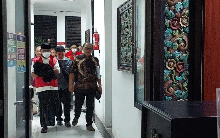 TAK BERKUTIK: Ketiga tersangka mafia perbankan BSI cabang Sumenep pakai rompi oranye dikawal penyidik Kejaksaan Negeri Sumenep pada Selasa (20/2) malam. (MOH. IQBAL/JPRM)