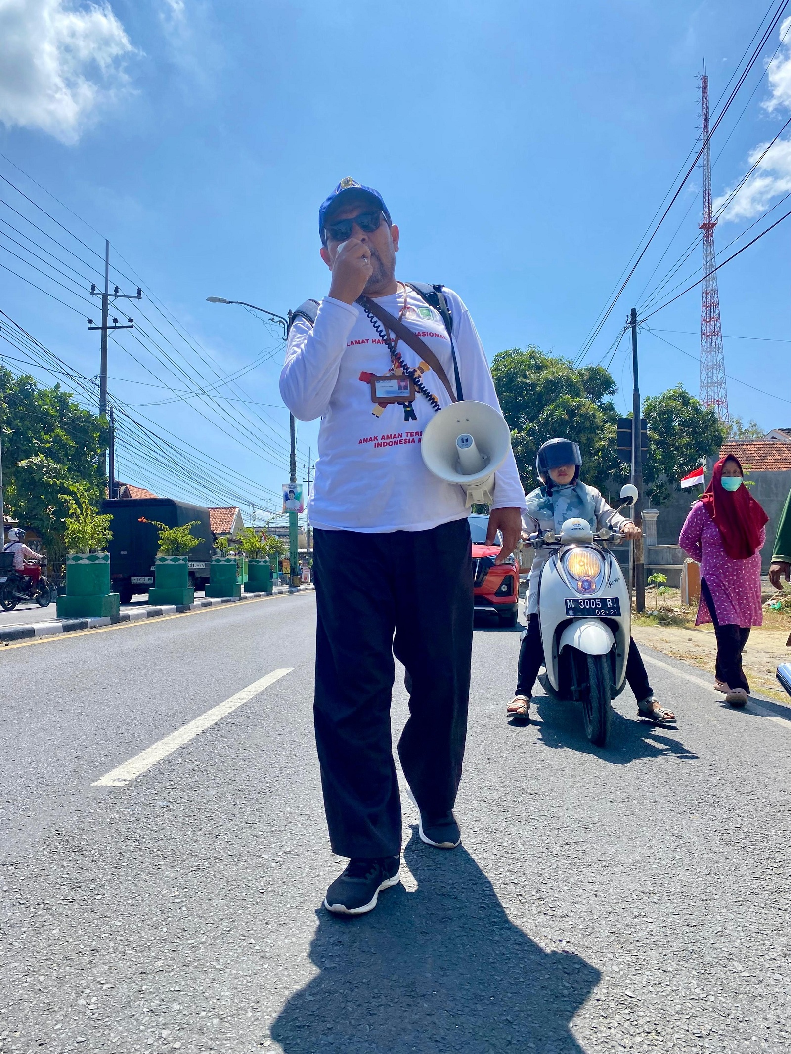TERIK: Supriyono berorasi sambil berjalan kaki menuju kantor Kejari Pamekasan, Senin (5/8). (MOH. IQBAL AFGANI/JPRM)