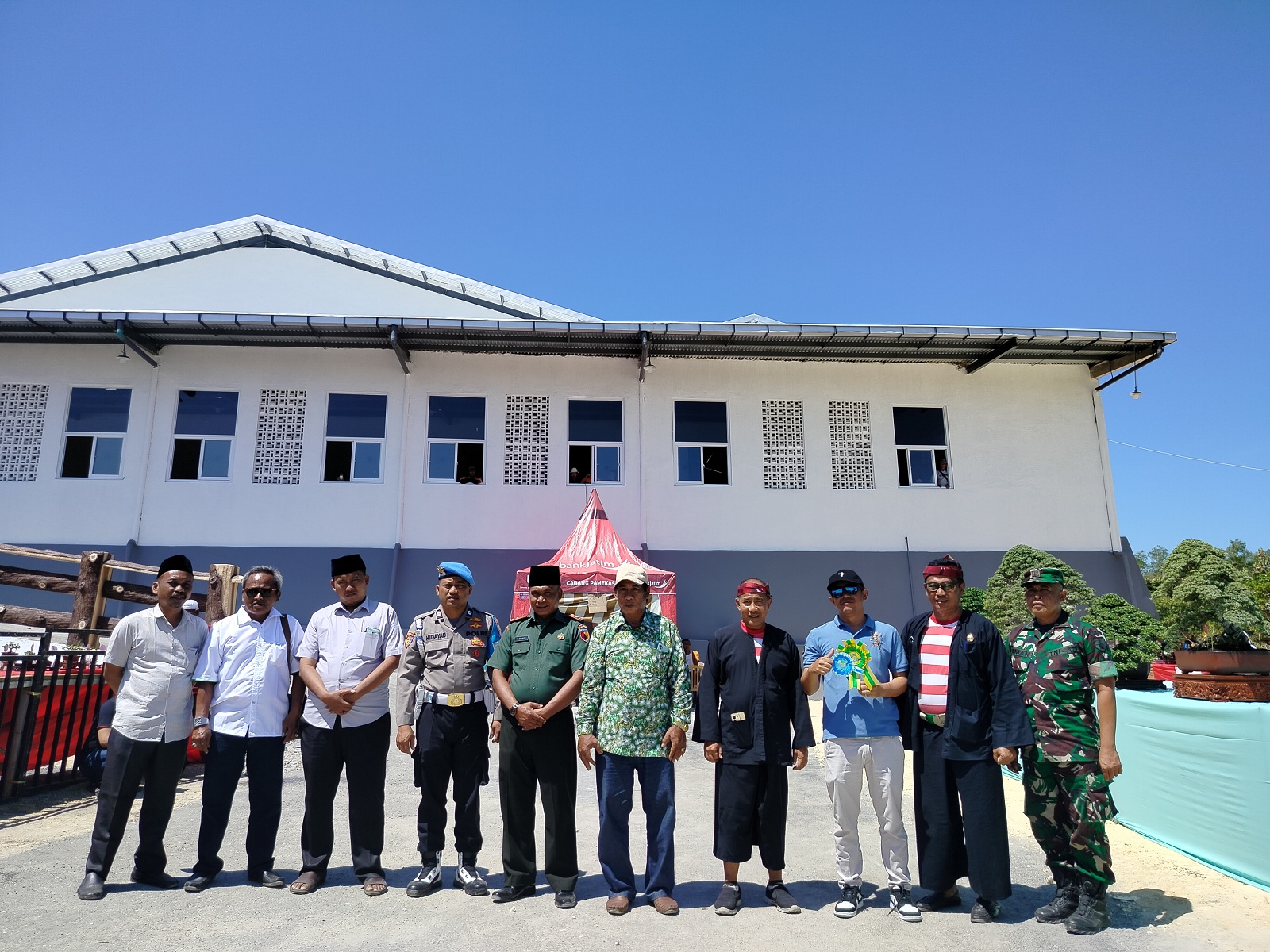 PROGRES: Perwakilan CEO PT Bawang Mas Group Ach. Zainollah berfoto bersama jajaran pemerintah Kecamatan Kadur dan Larangan dalam Pameran dan Kontes Bonsai di Desa/Kecamatan Kadur, Pamekasan, Selasa.