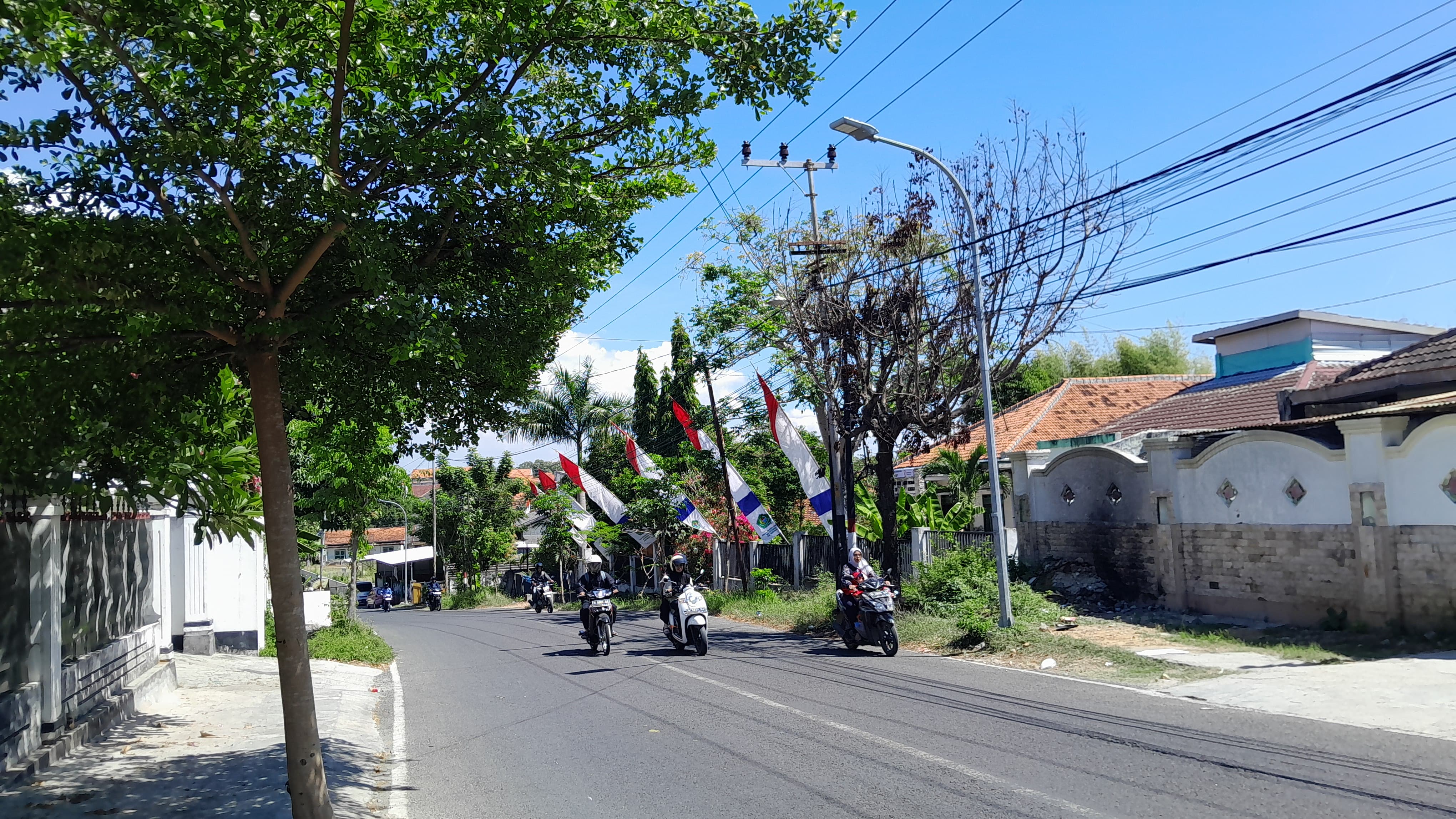 FASILITAS UMUM: Kendaraan bermotor melintas di sekitar PJU di Jalan Bonorogo Pamekasan, Senin (5/8). (M. KHOLIL RAMLI/JPRM)