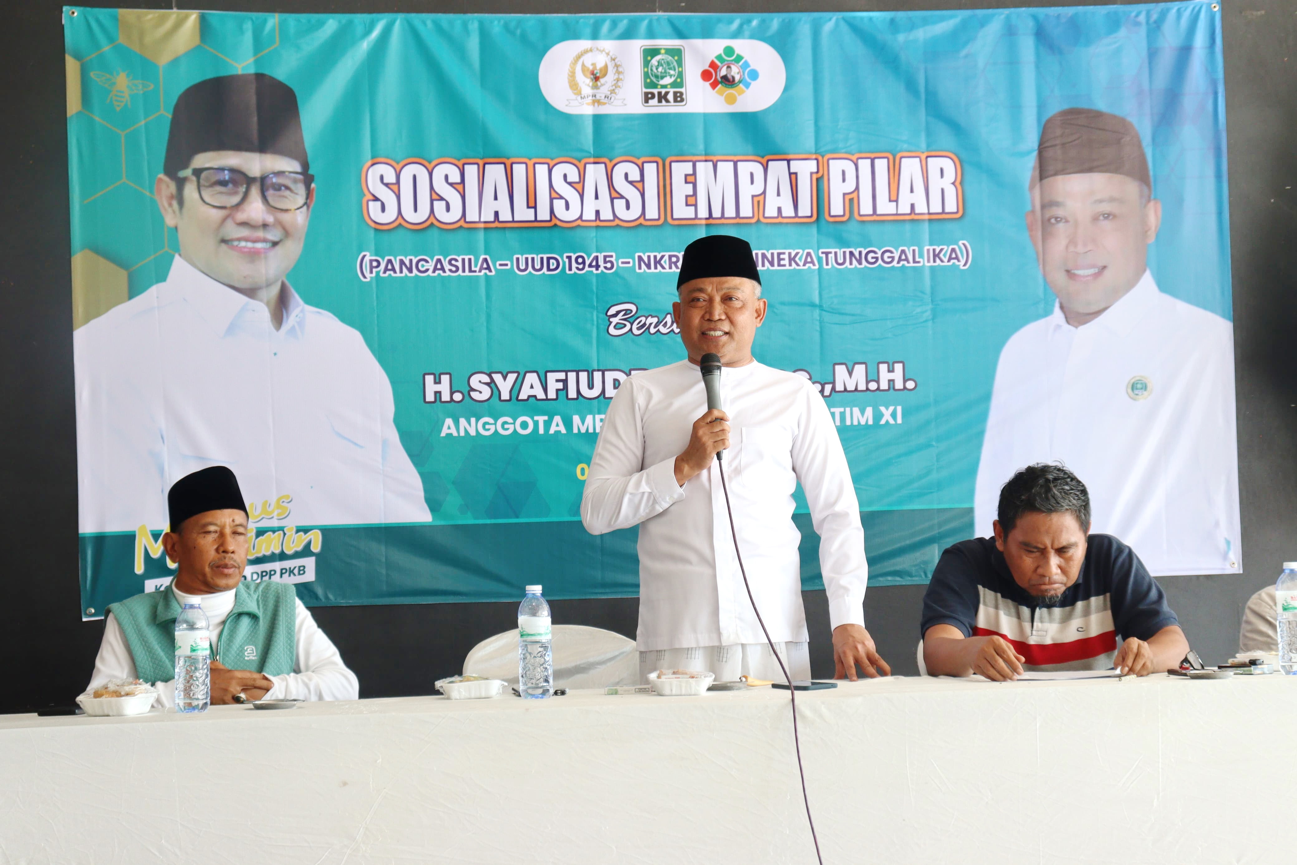 BERSAHAJA: Ketua DPC PKB Bangkalan Syafiudin saat menyampaikan materi sosialisasi empat pilar, Senin (6/8). (PKB UNTUK JPRM)