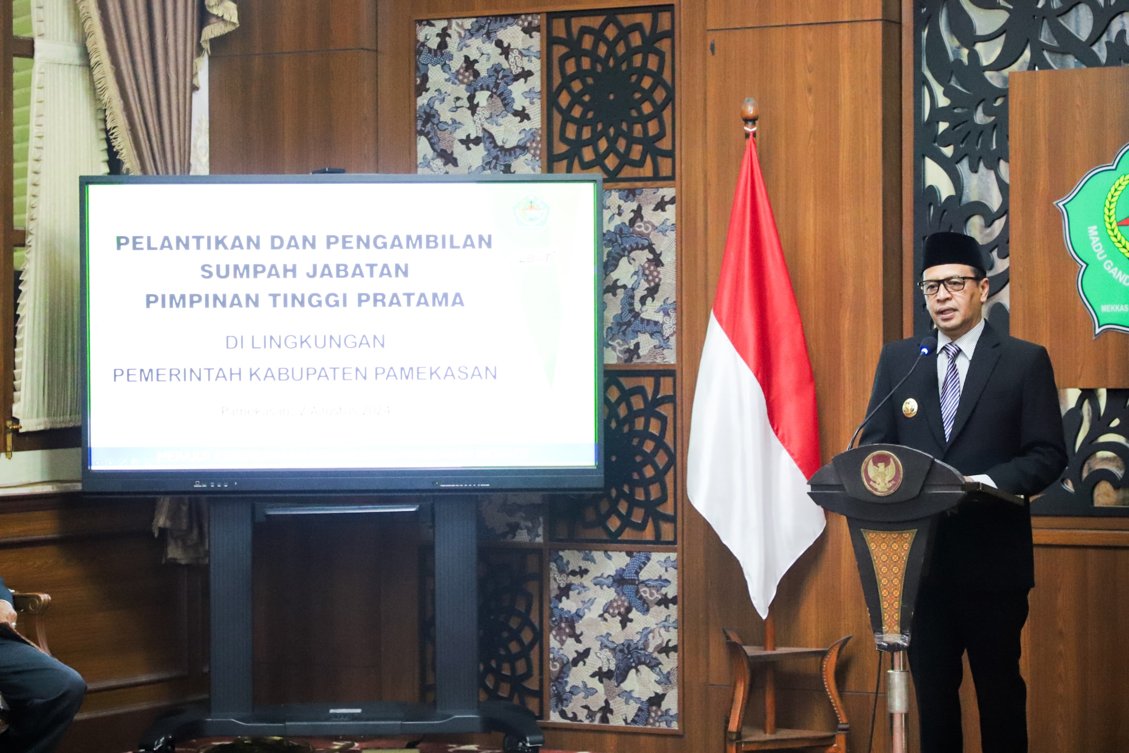 FORMAL: Pj Bupati Pamekasan Masrukin saat pelantikan dan pengambilan sumpah jabatan pimpinan tinggi pratama di Peringgitan Dalam Mandhapa Agung Ronggosukowati, Jumat (2/8). (FORKOPIMDA UNTUK JPRM)