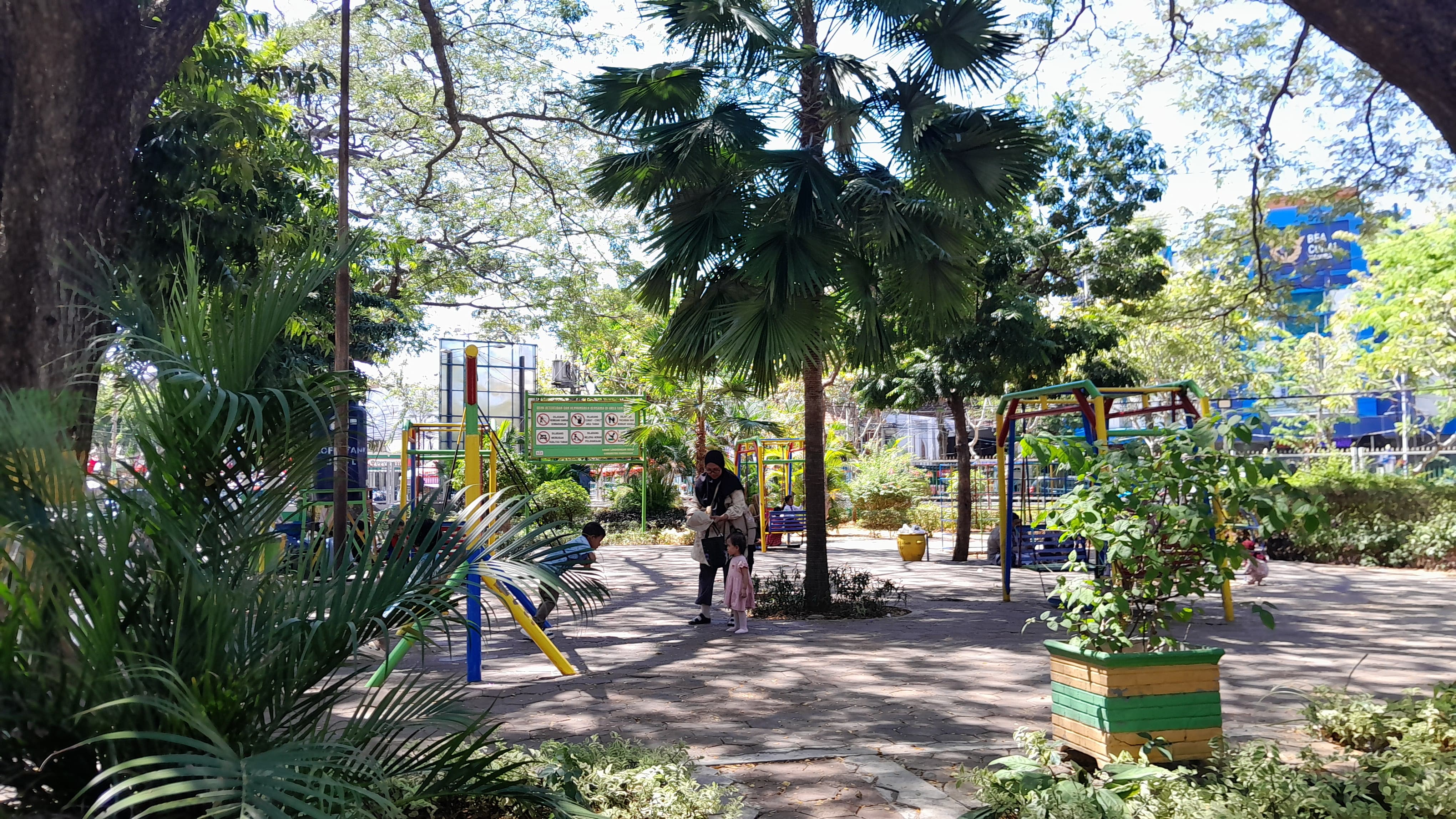 BERTEDUH: Warga bersantai menikmati fasilitas RTH di Taman Arek Lancor Pamekasan, Senin (5/8). (KHOLIL RAMLI/JPRM)