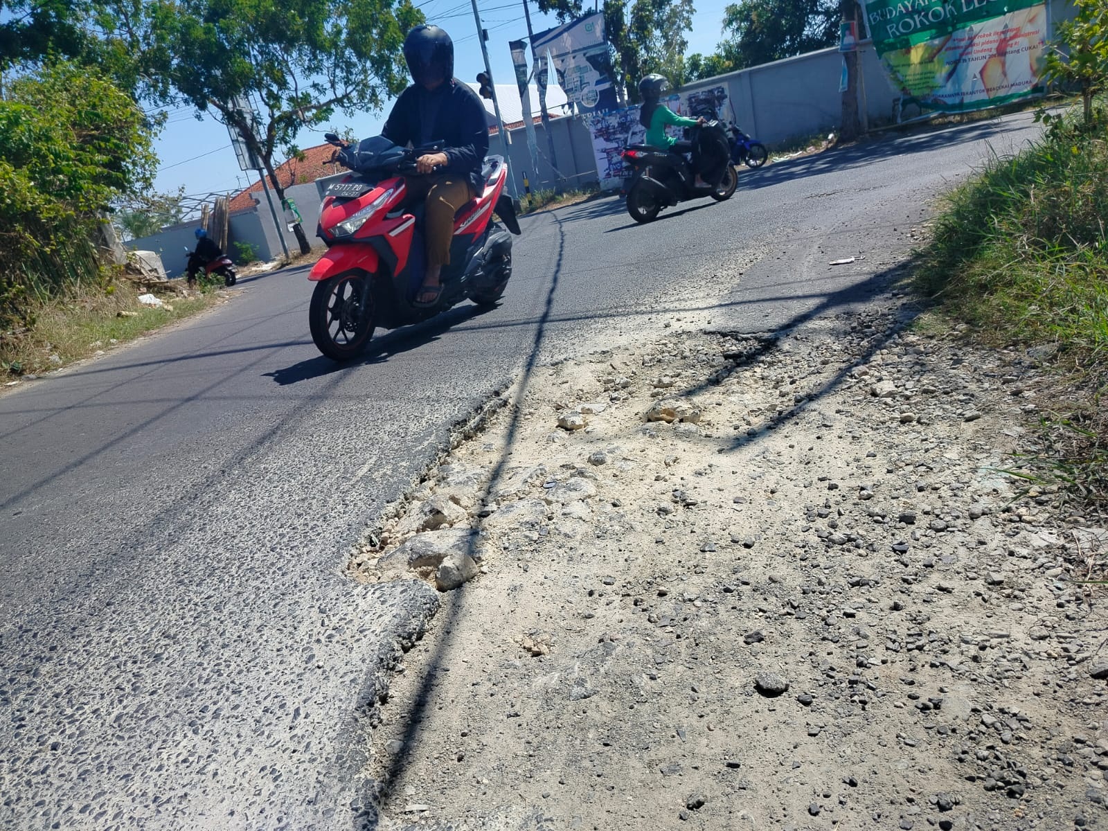 BERLUBANG: Pengendara melintas di jalan rusak Desa Sentol, Kecamatan Pademawu, Senin (5/8). (LAILIYATUN NURIYAH/JPRM)