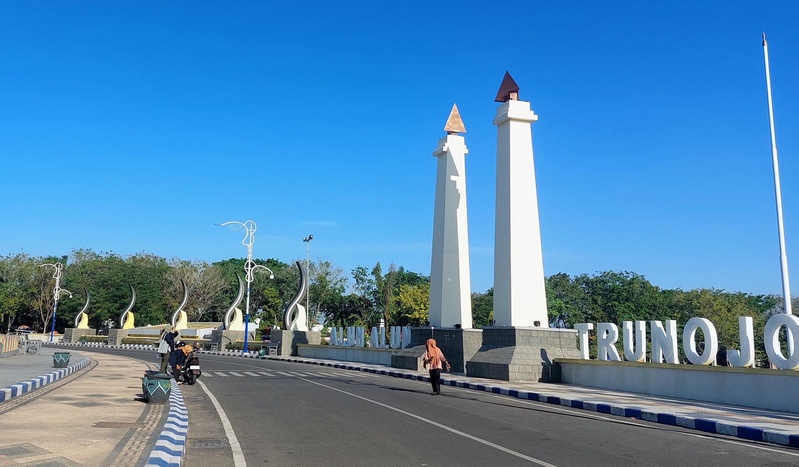 LUAS: Warga berada di Alun-Alun Trunojoyo Sampang yang akan menjadi titik keberangkatan kirab maskot pilkada, Selasa (6/8). (JUNAIDI PONDIYANTO/JPRM)