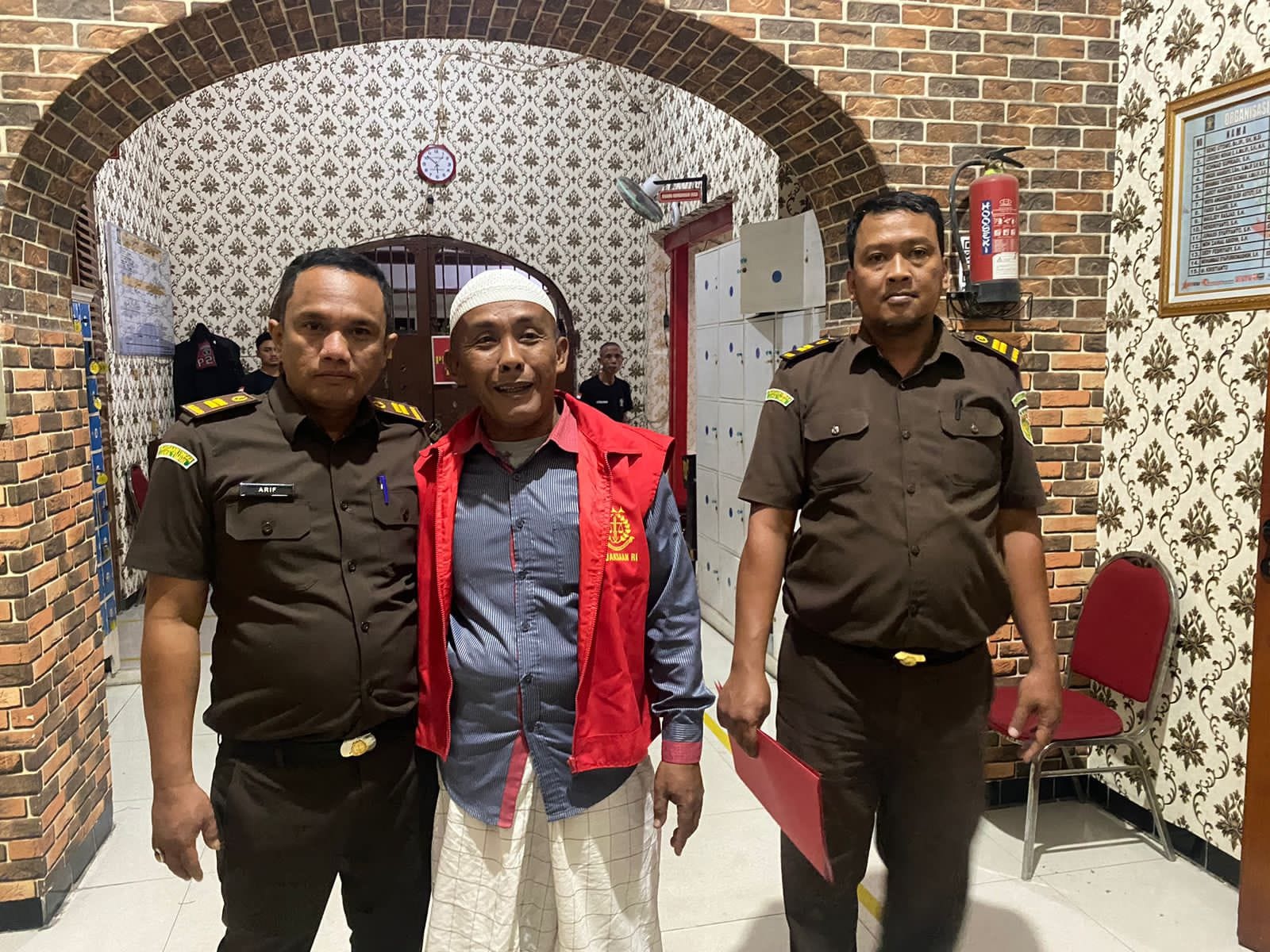 JADI TAHANAN: Mantan Kades Laden Fathor Rachman tiba di Lapas Kelas II-A Pamekasan, Senin (5/8). (ISTIMEWA)
